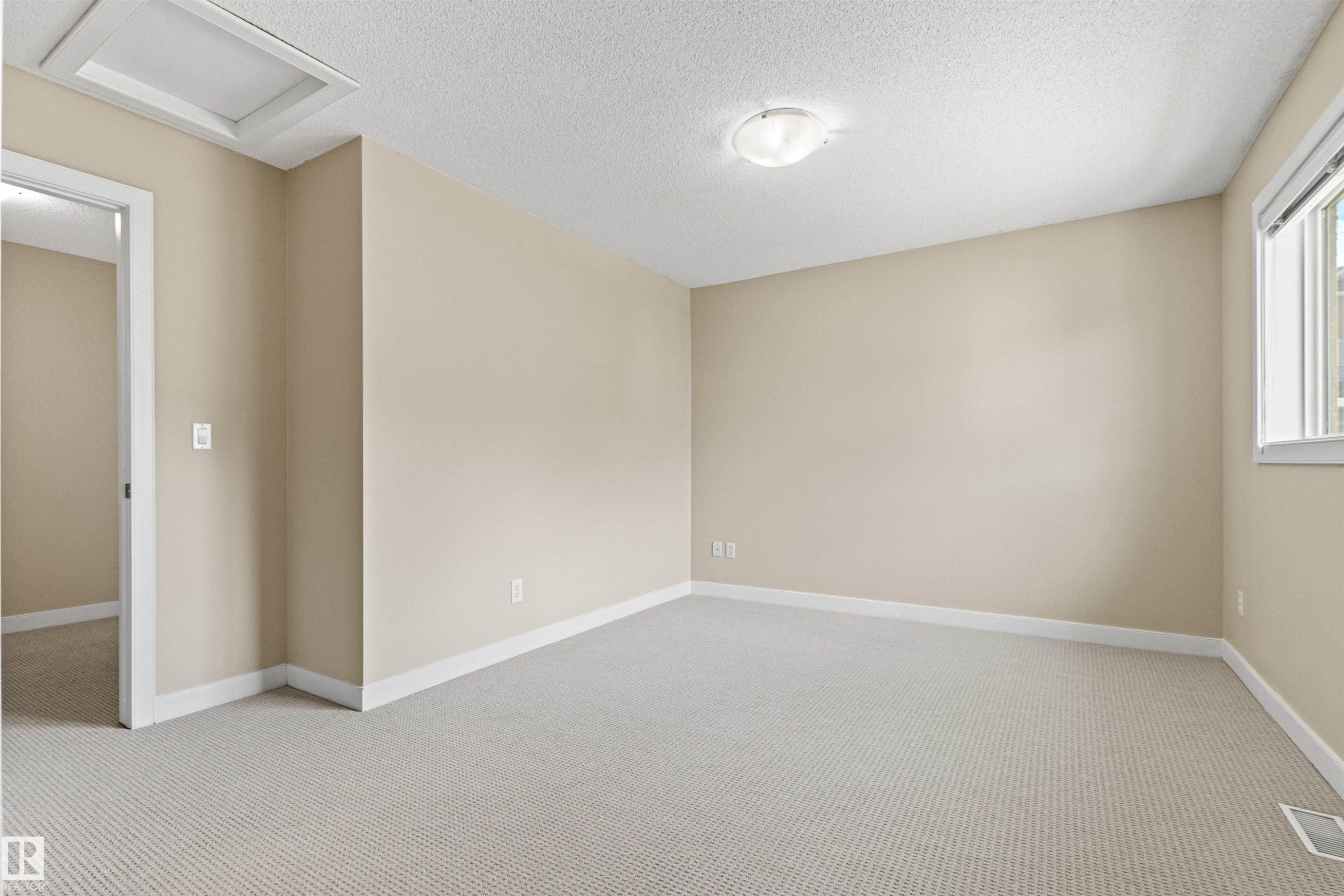#39 13825 155 Av Nw, Edmonton, AB - Indoor Photo Showing Other Room