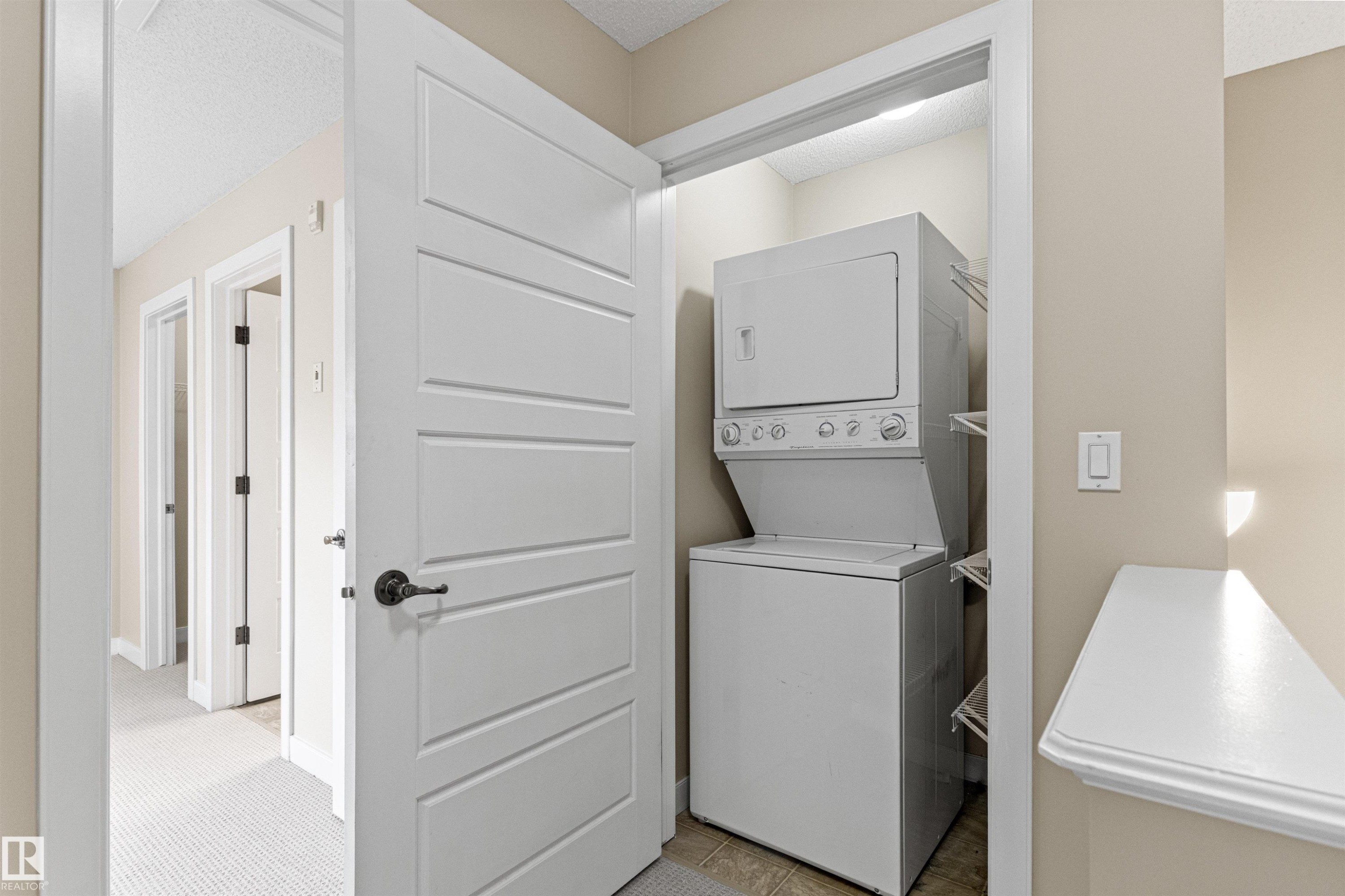 #39 13825 155 Av Nw, Edmonton, AB - Indoor Photo Showing Laundry Room