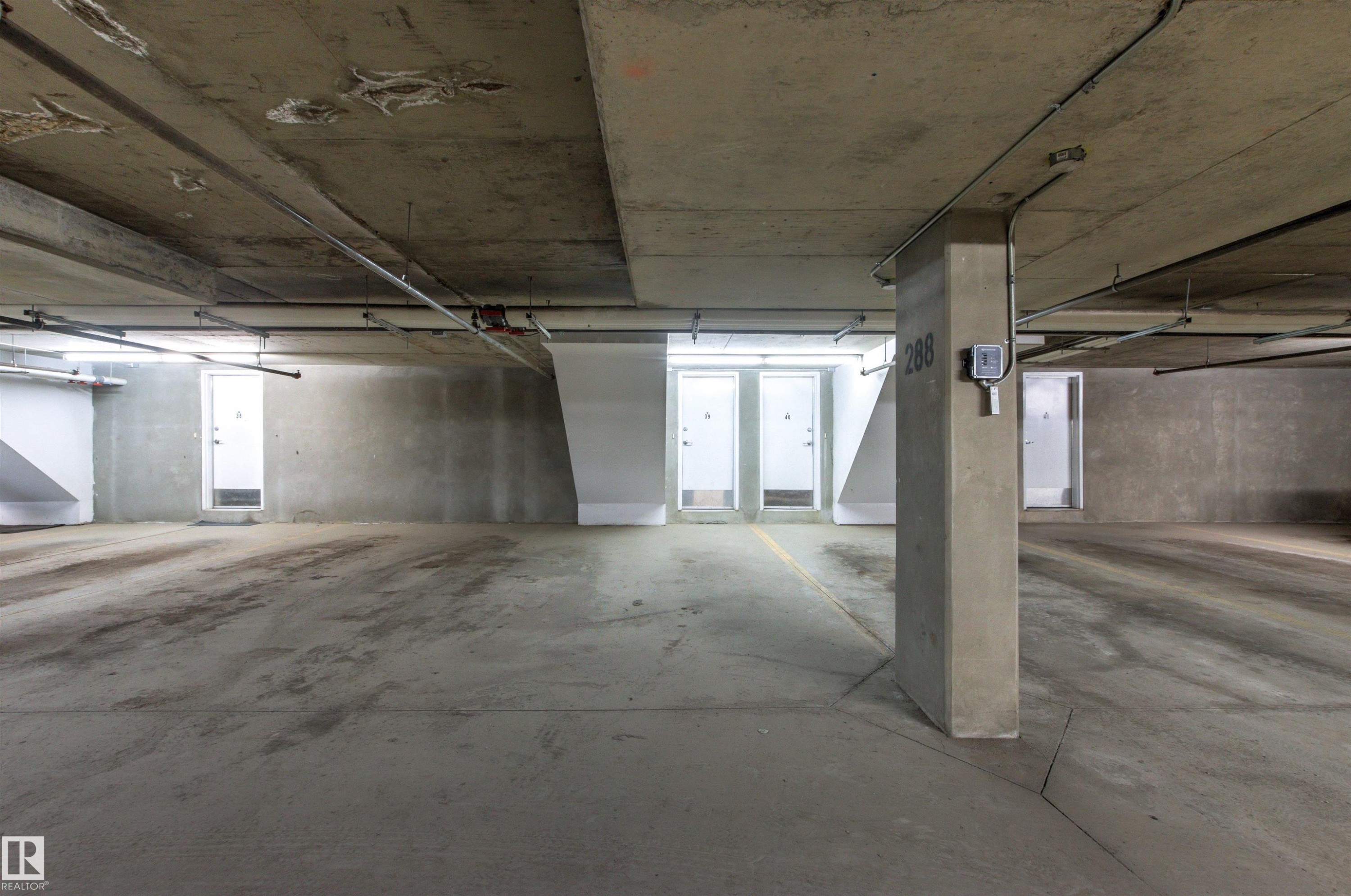 #39 13825 155 Av Nw, Edmonton, AB - Indoor Photo Showing Garage