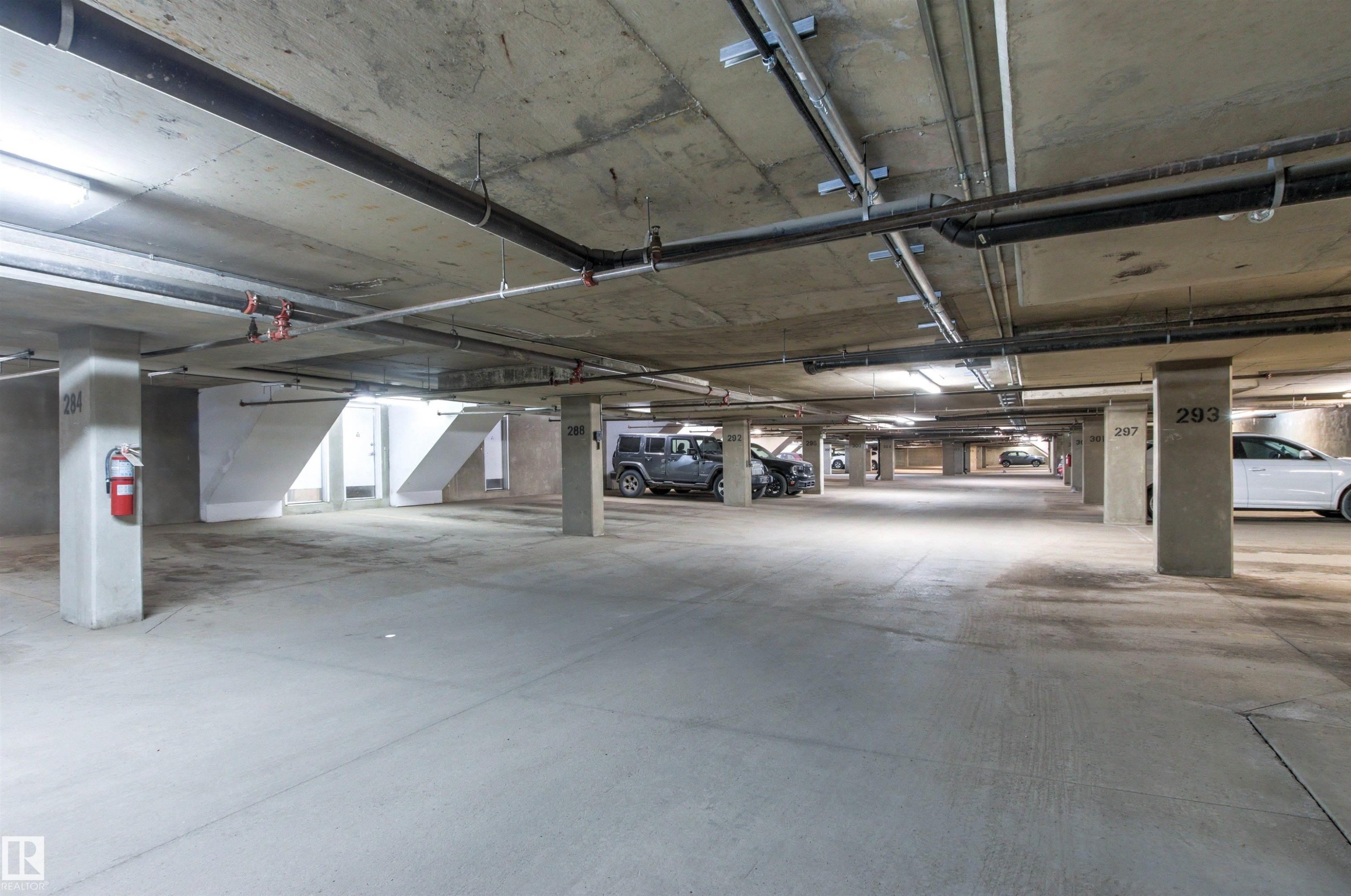 #39 13825 155 Av Nw, Edmonton, AB - Indoor Photo Showing Garage