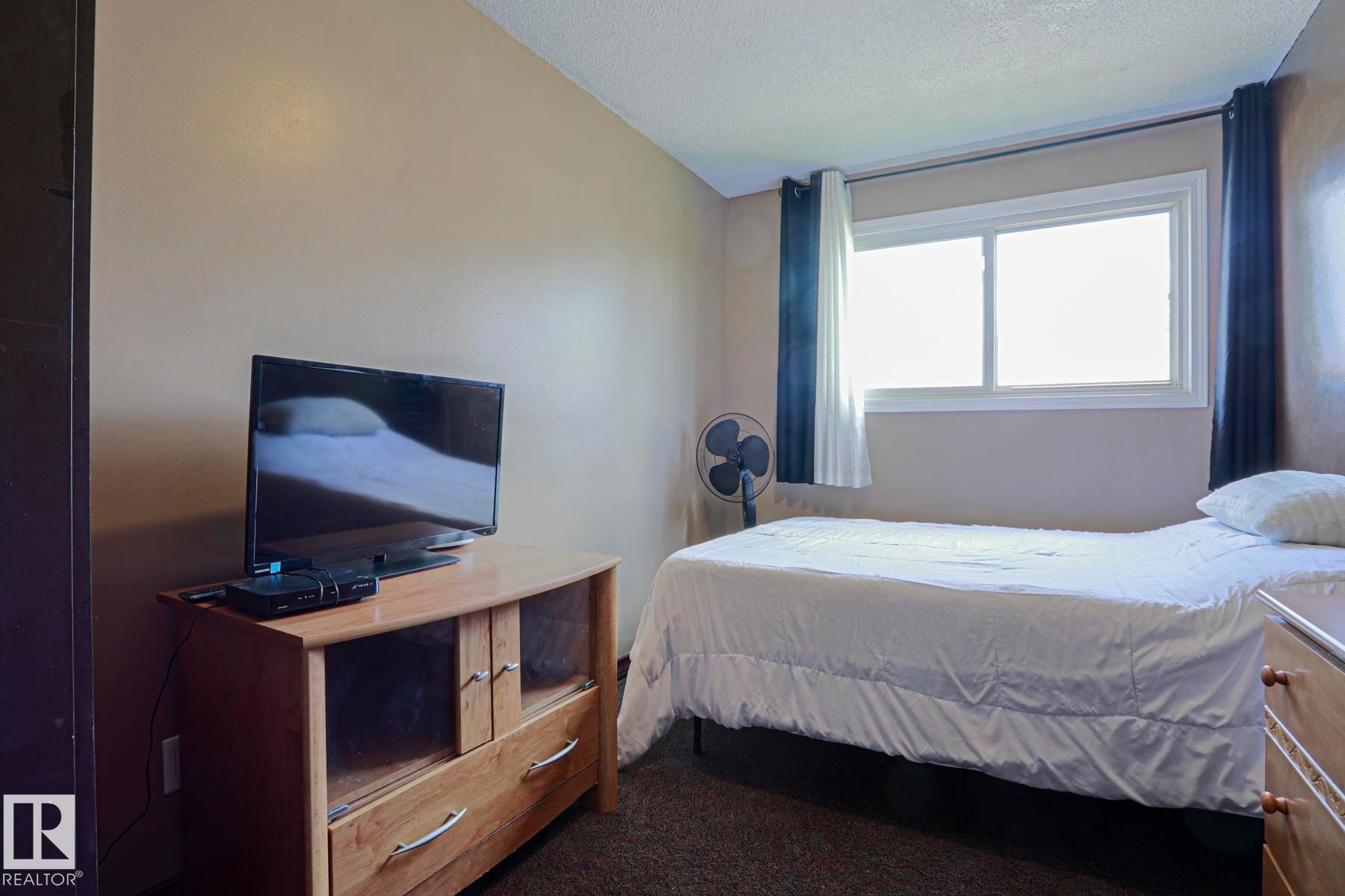 Neutral wall color with textured ceiling - 11440 144 Avenue Nw, Edmonton, AB