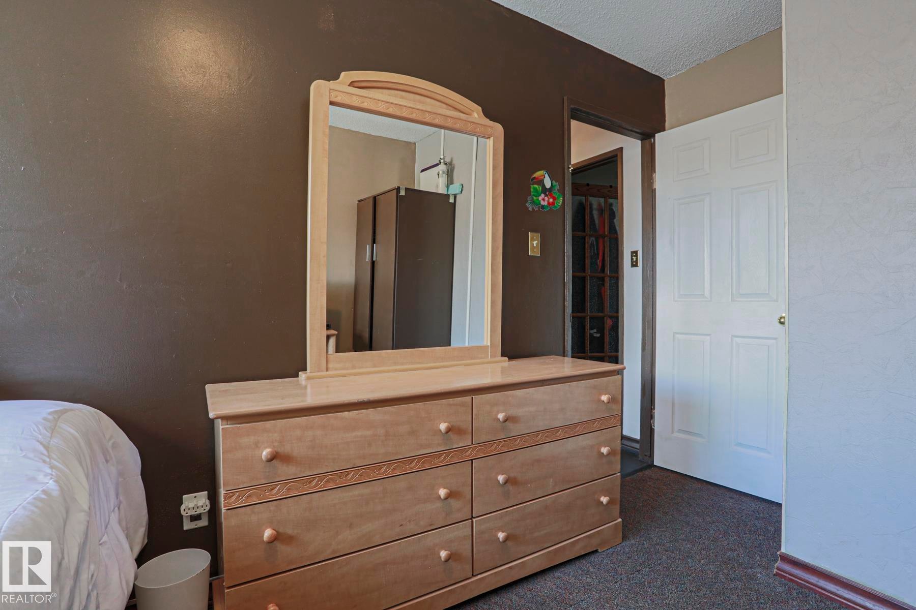 Textured wall finishes and dark carpeting - 11440 144 Avenue Nw, Edmonton, AB