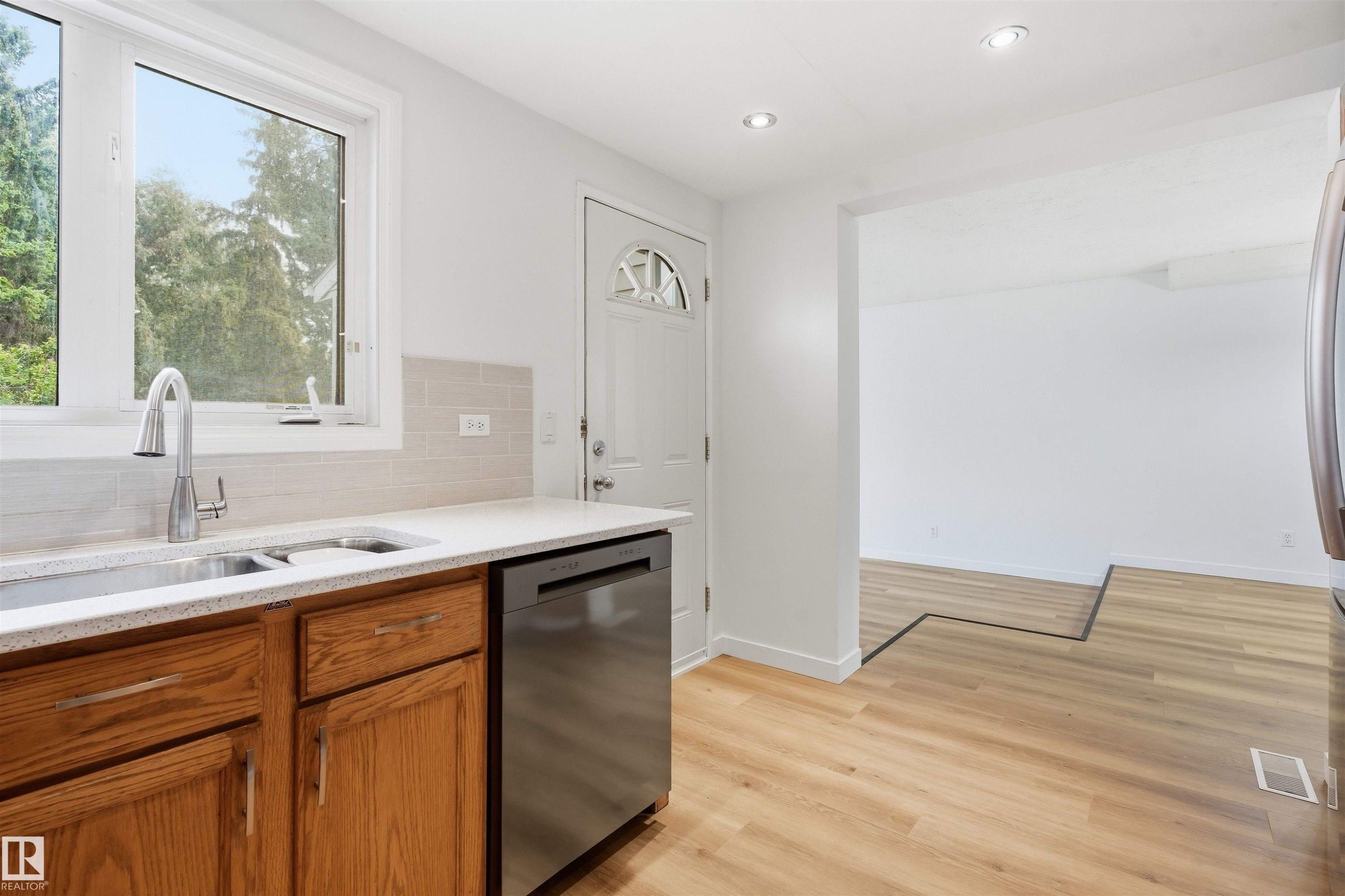 6804 36A Avenue Nw, Edmonton, AB