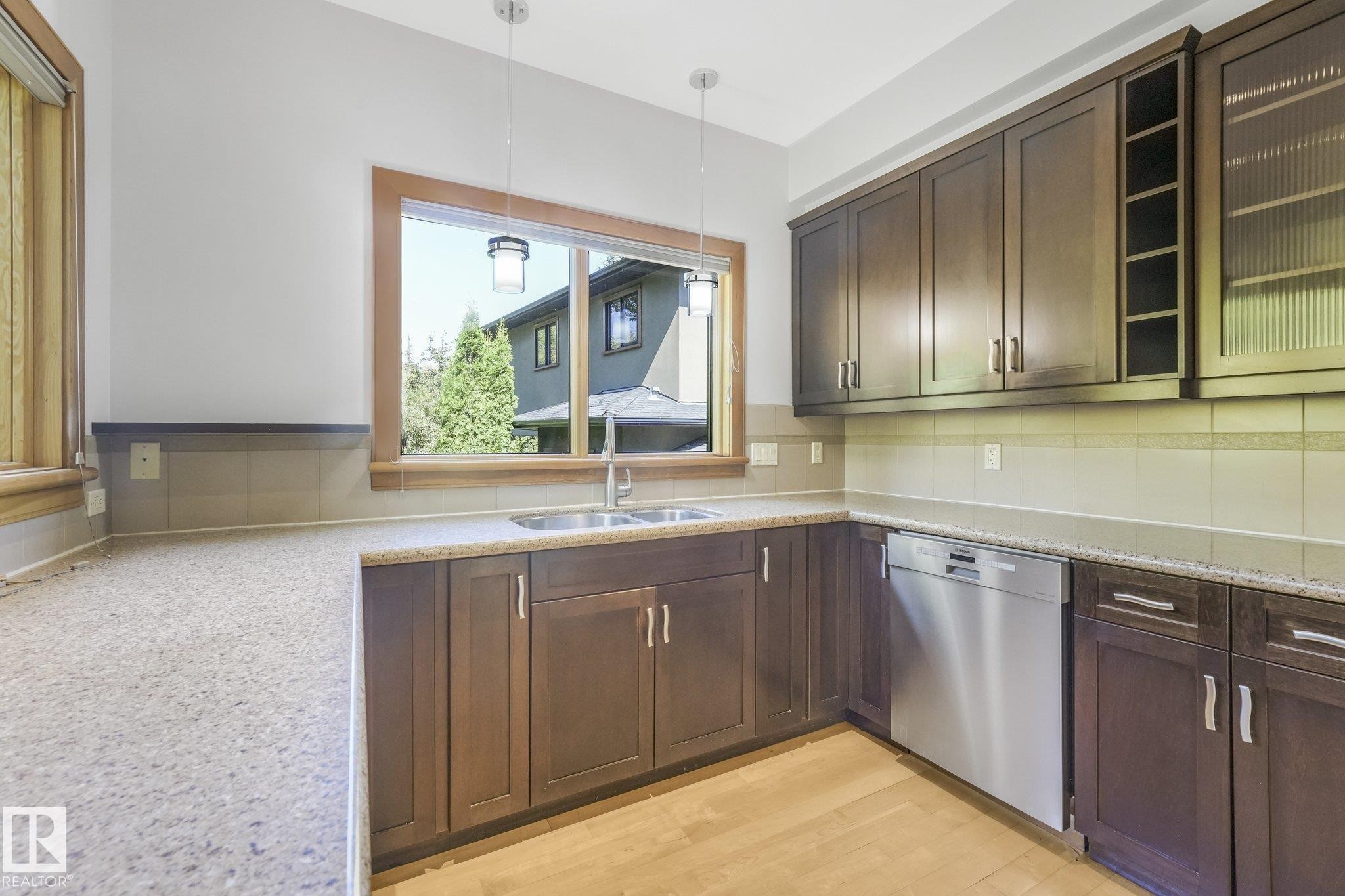9404 100A Avenue Nw, Edmonton, AB