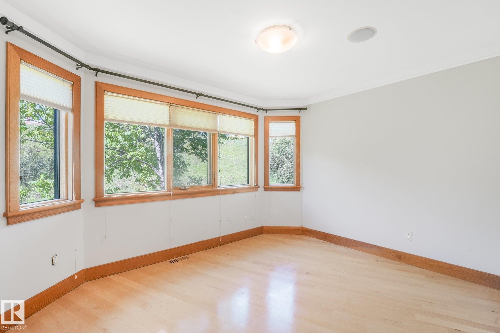 9404 100A Avenue Nw, Edmonton, AB
