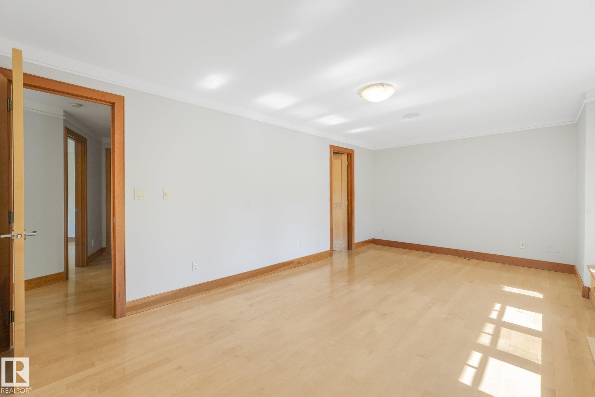 9404 100A Avenue Nw, Edmonton, AB
