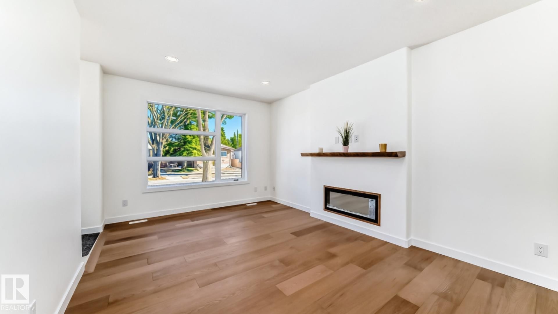 10721 70 Avenue Nw, Edmonton, AB - Indoor Photo Showing Living Room With Fireplace
