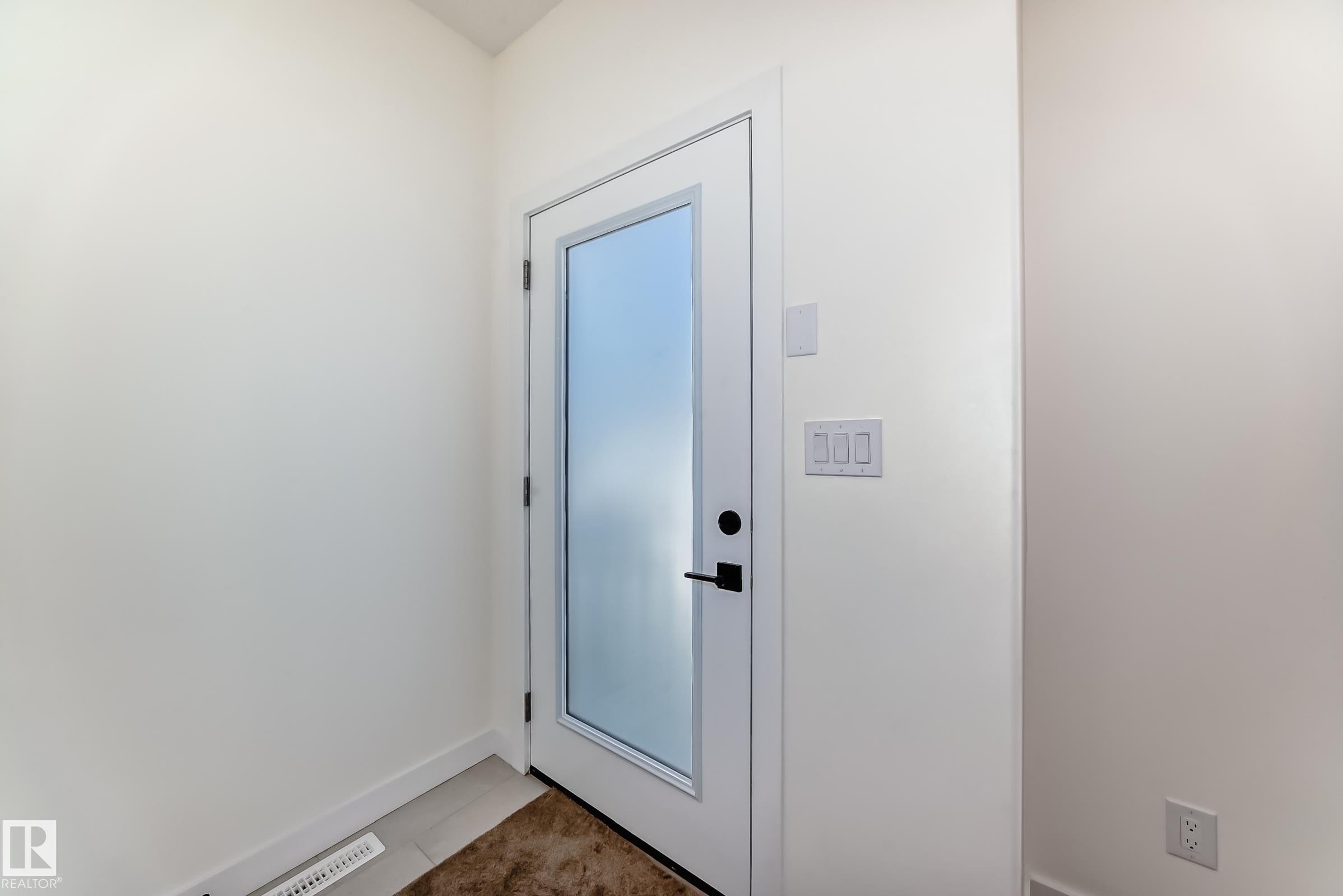 10721 70 Avenue Nw, Edmonton, AB - Indoor Photo Showing Other Room