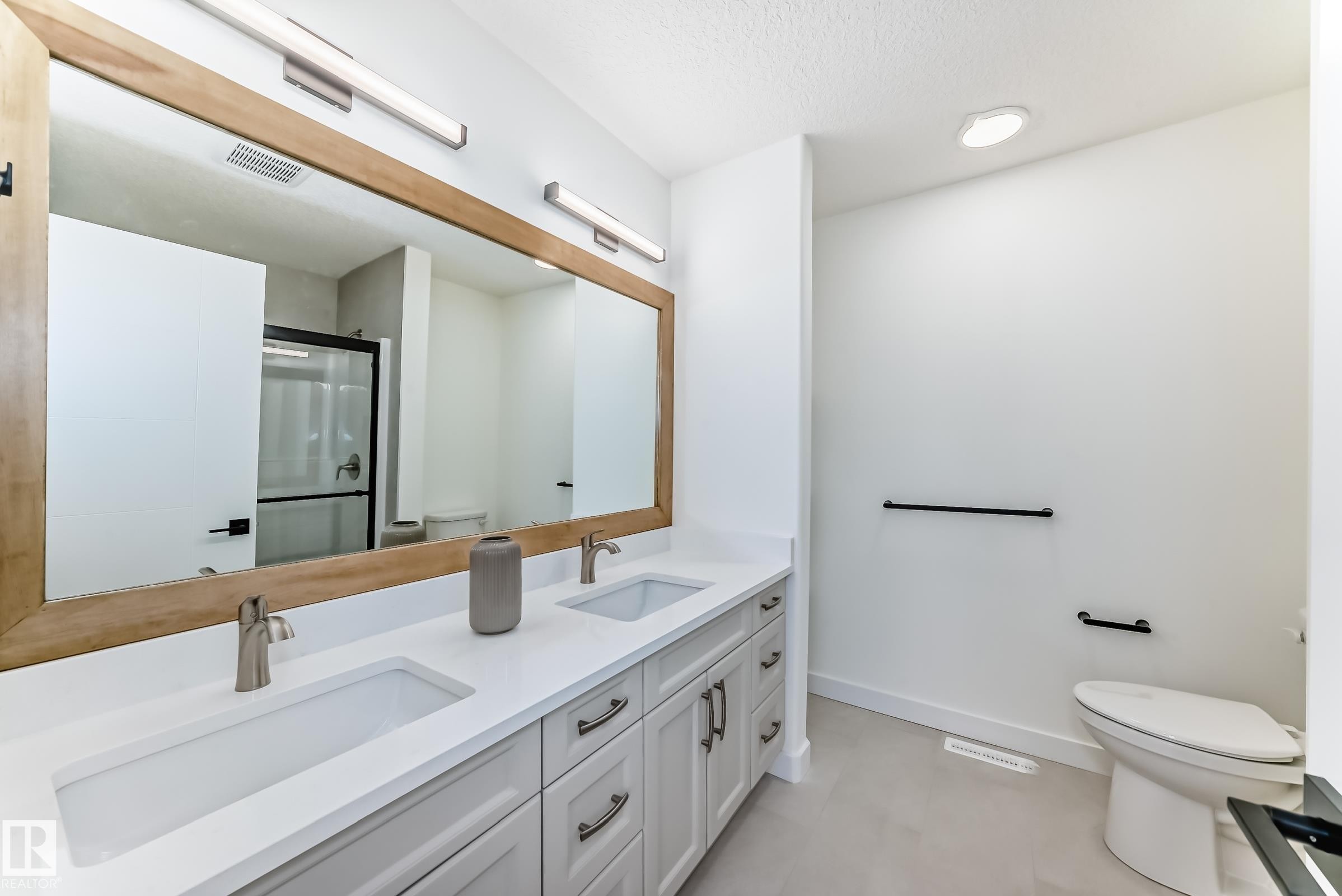 10721 70 Avenue Nw, Edmonton, AB - Indoor Photo Showing Bathroom