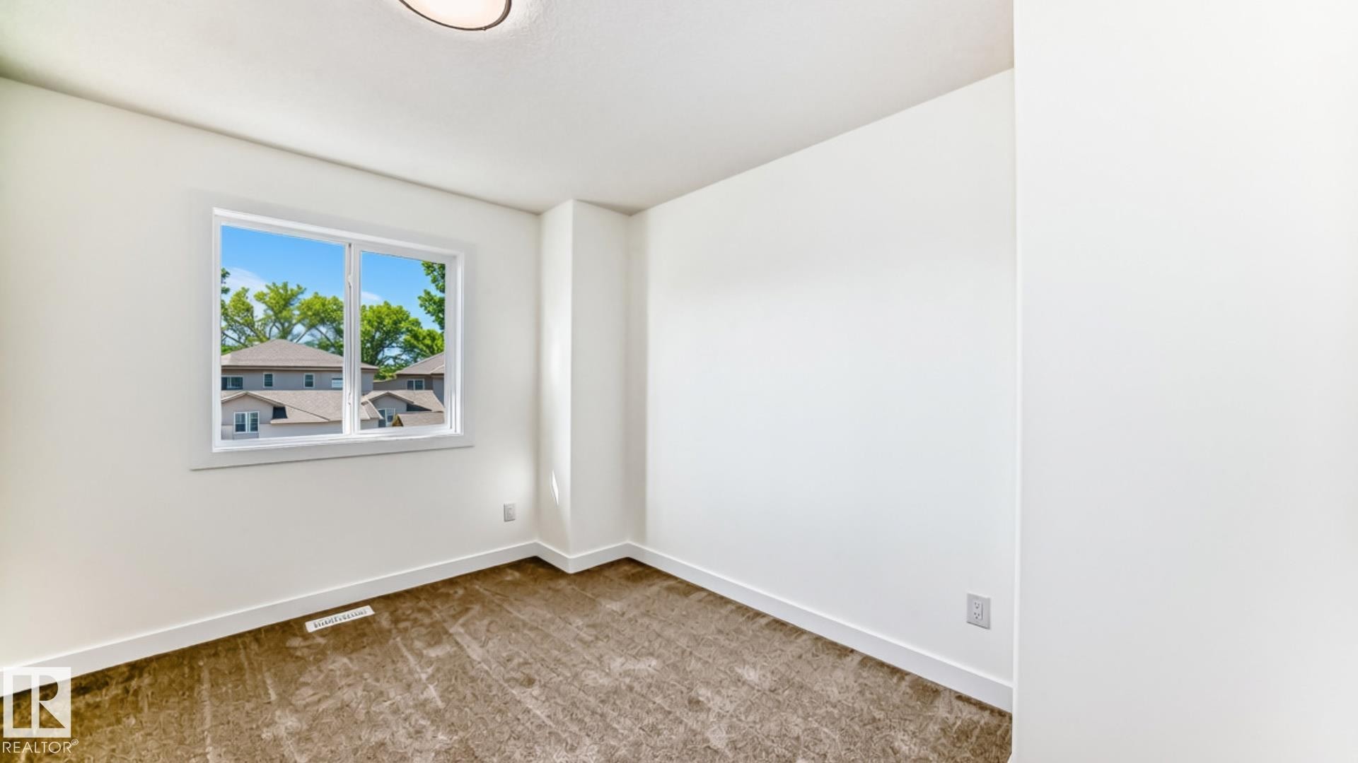 10721 70 Avenue Nw, Edmonton, AB - Indoor Photo Showing Other Room