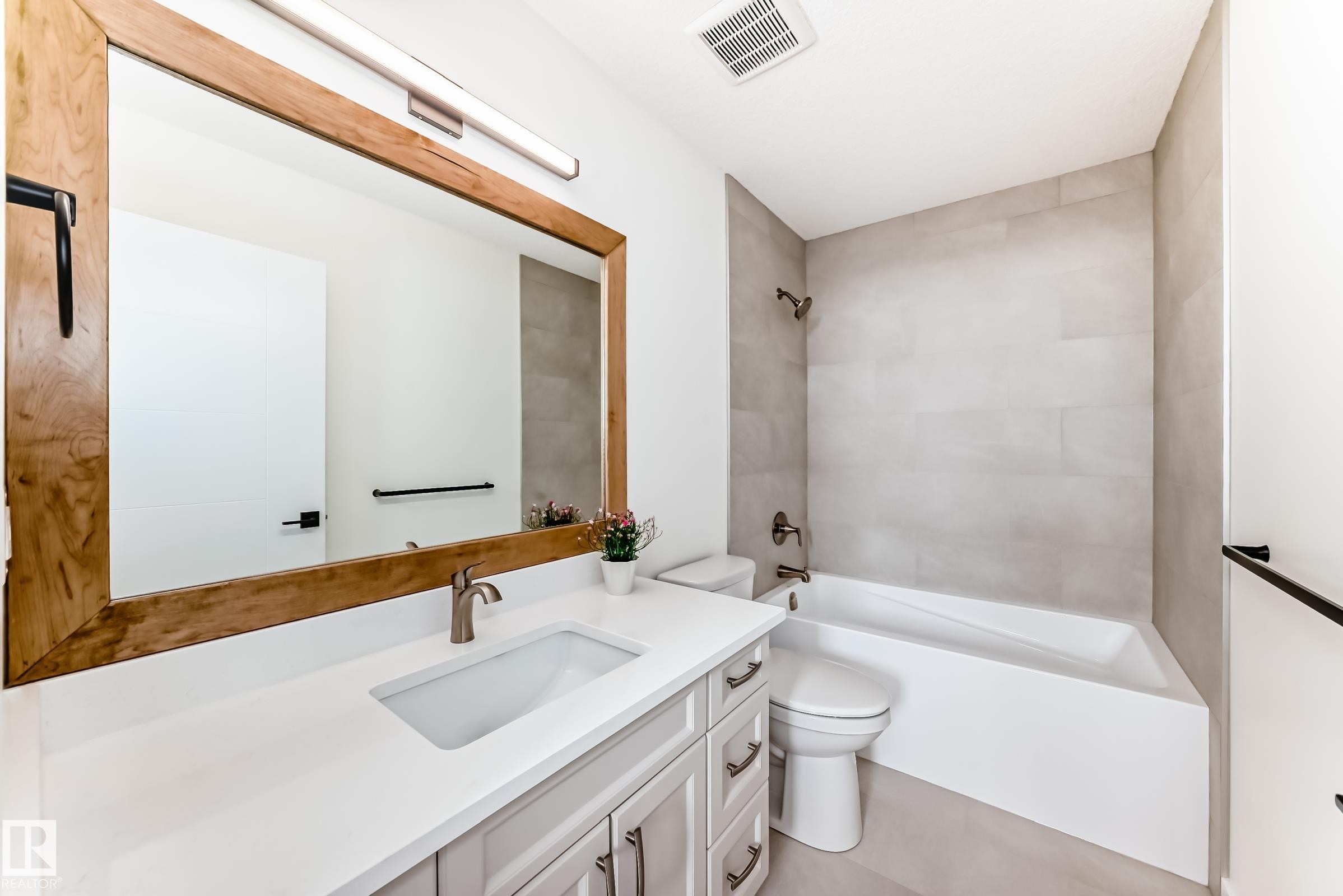 10721 70 Avenue Nw, Edmonton, AB - Indoor Photo Showing Bathroom