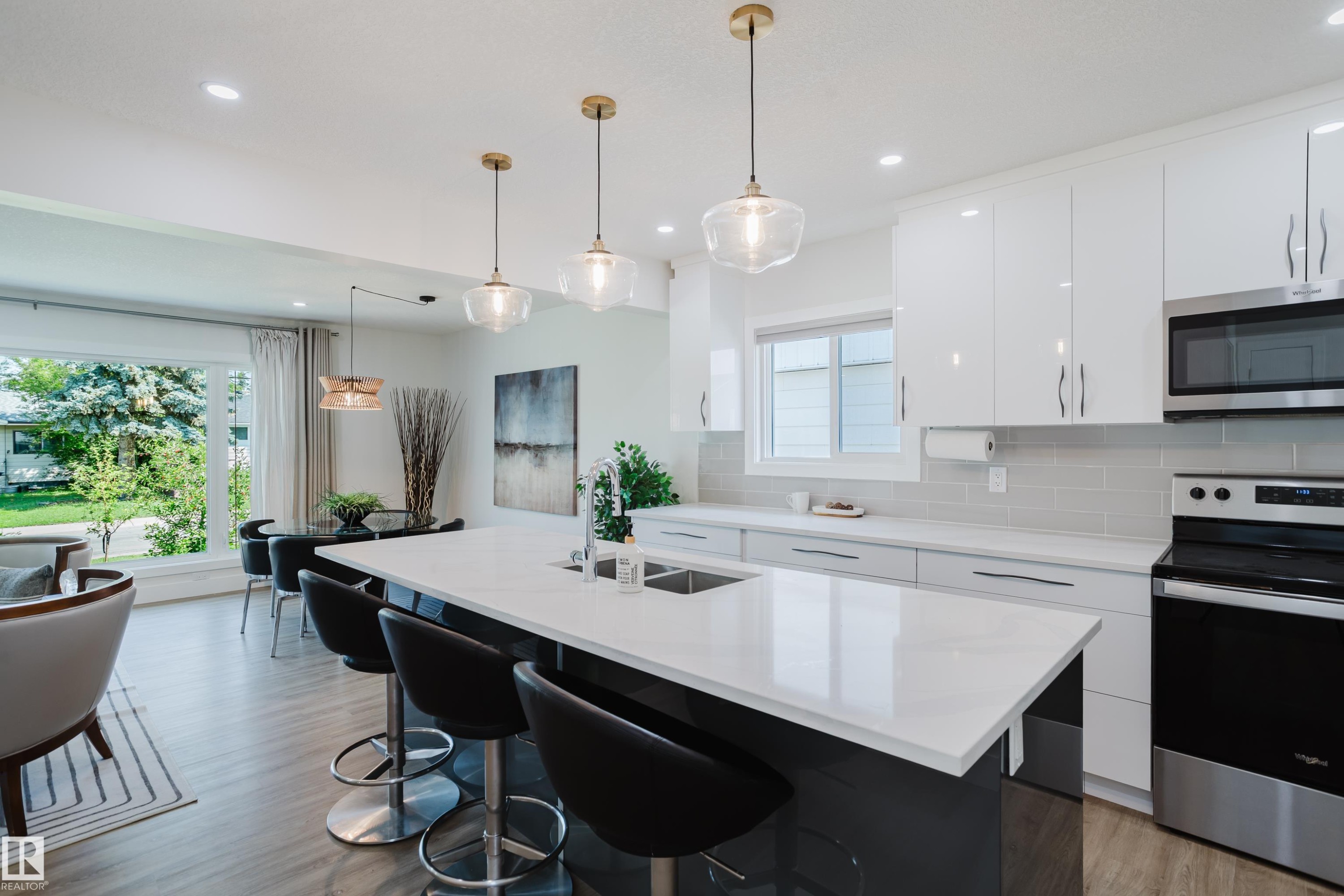 11455 111A Avenue Nw, Edmonton, AB - Indoor Photo Showing Kitchen With Double Sink With Upgraded Kitchen