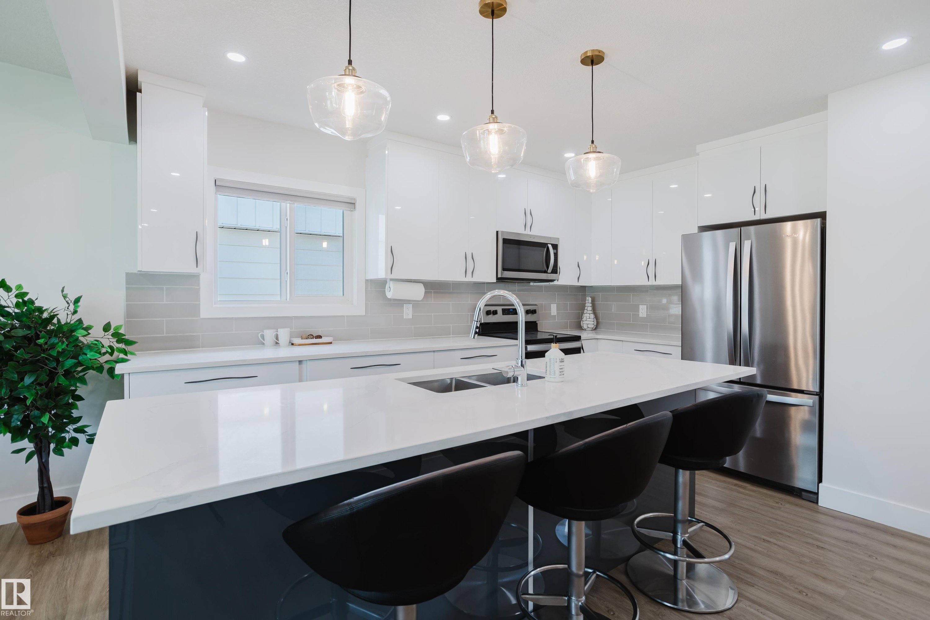11455 111A Avenue Nw, Edmonton, AB - Indoor Photo Showing Kitchen With Double Sink With Upgraded Kitchen