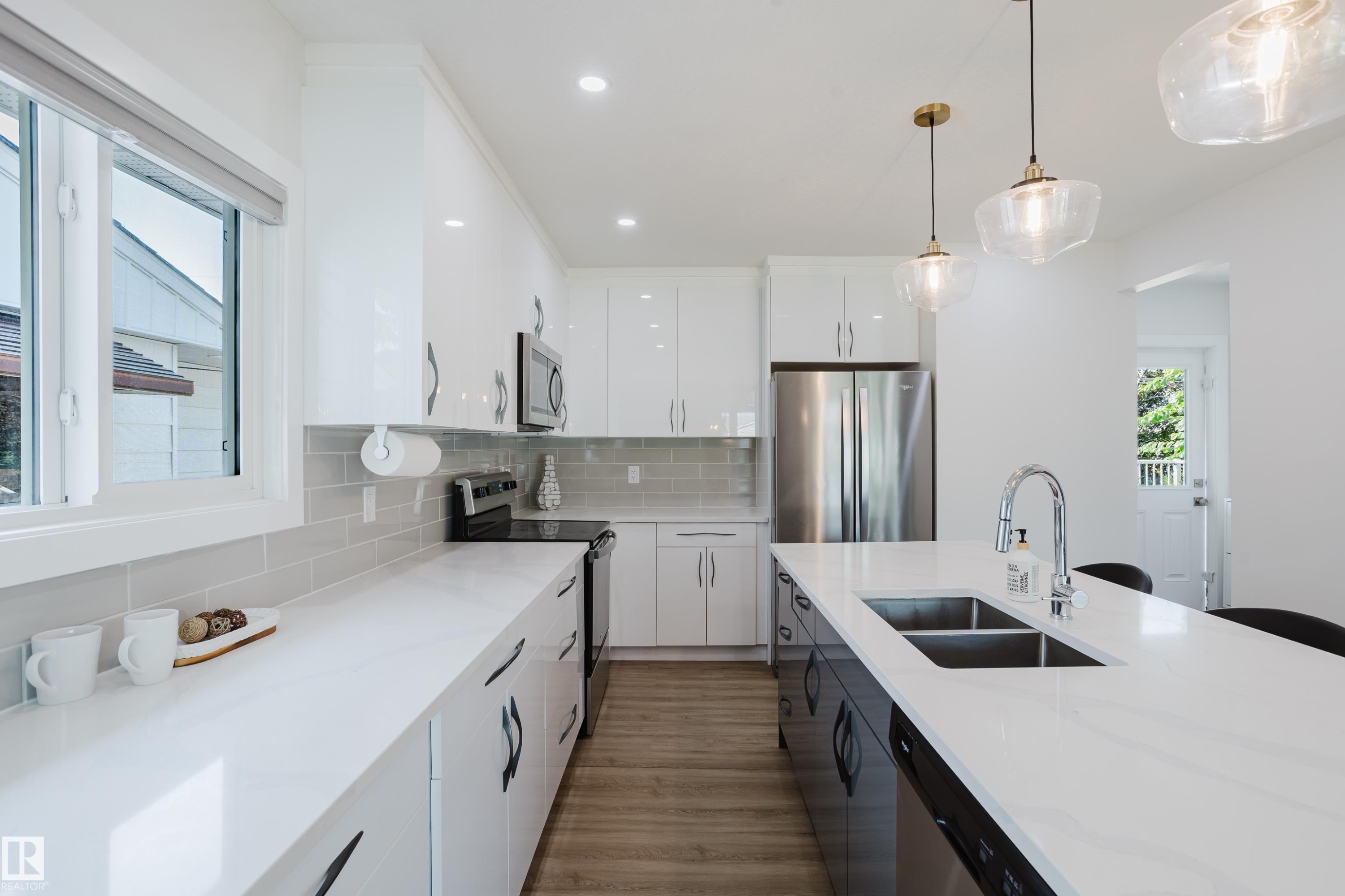 11455 111A Avenue Nw, Edmonton, AB - Indoor Photo Showing Kitchen With Double Sink With Upgraded Kitchen