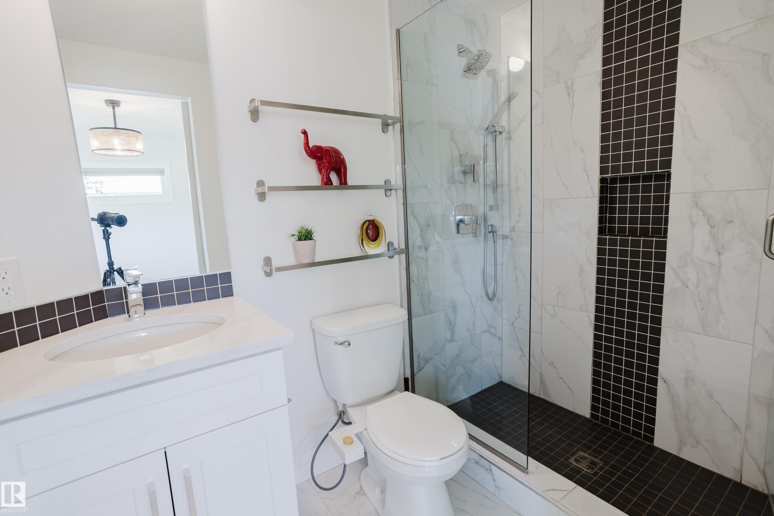 11455 111A Avenue Nw, Edmonton, AB - Indoor Photo Showing Bathroom