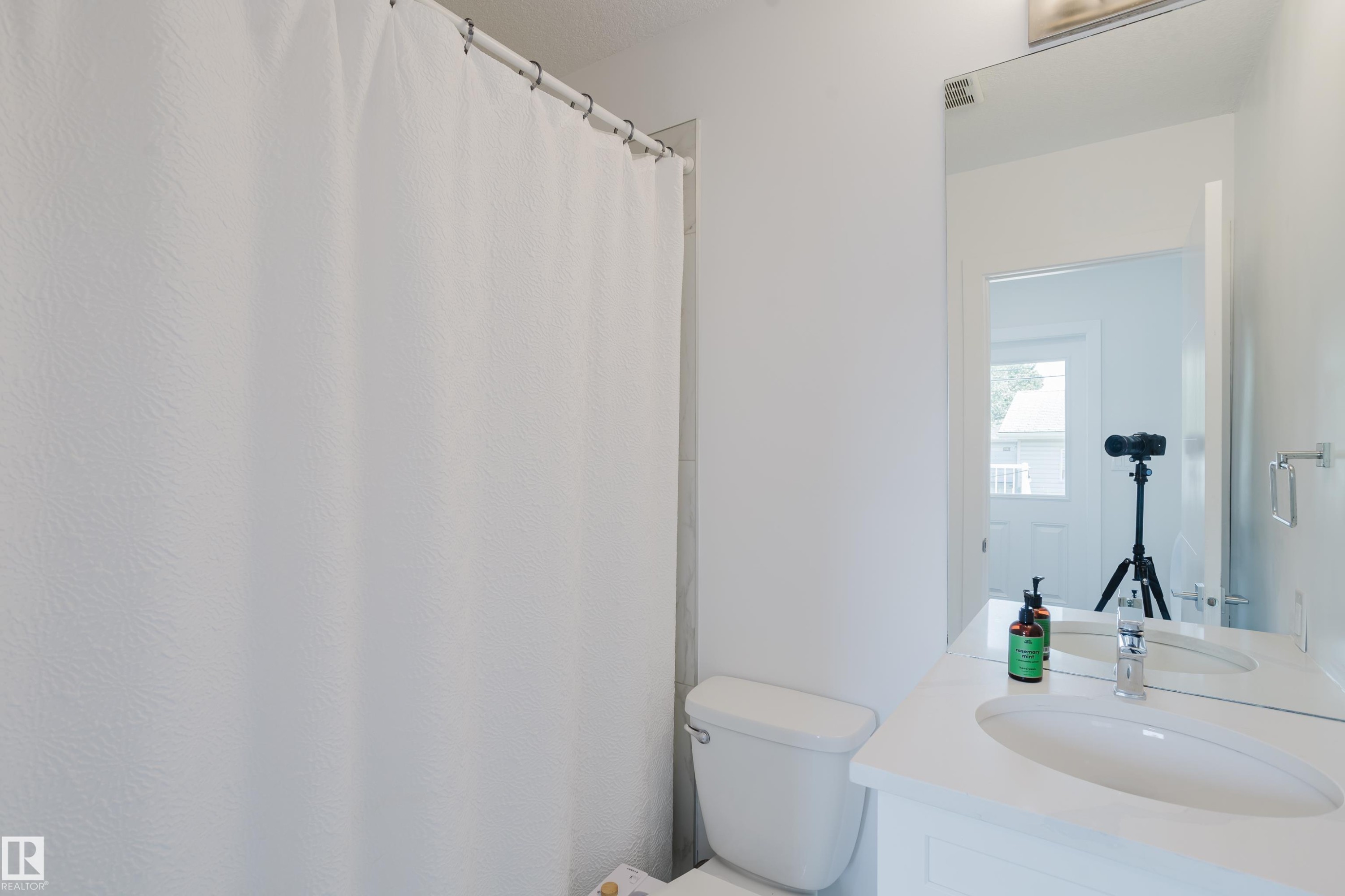 11455 111A Avenue Nw, Edmonton, AB - Indoor Photo Showing Bathroom