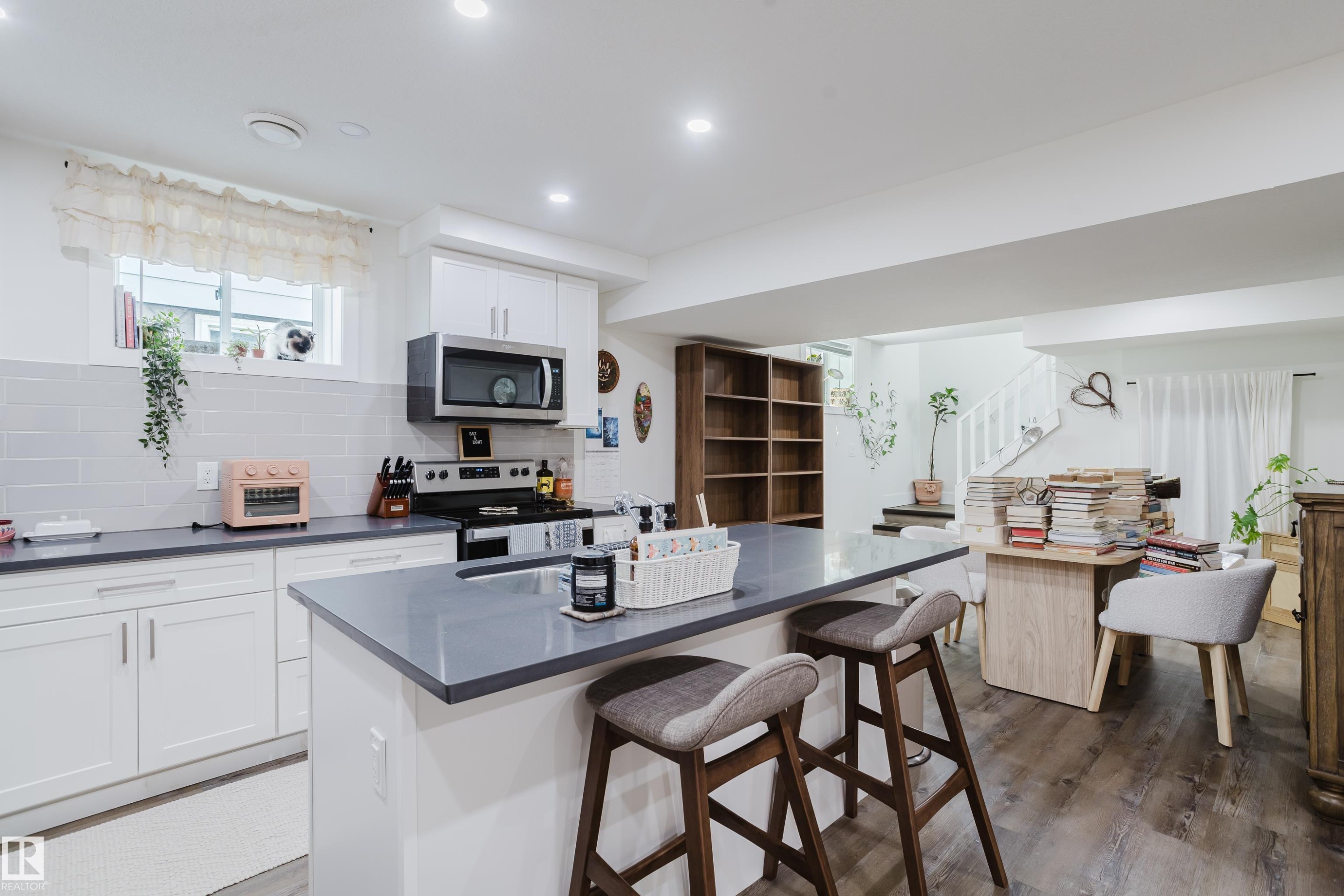 11455 111A Avenue Nw, Edmonton, AB - Indoor Photo Showing Kitchen With Upgraded Kitchen