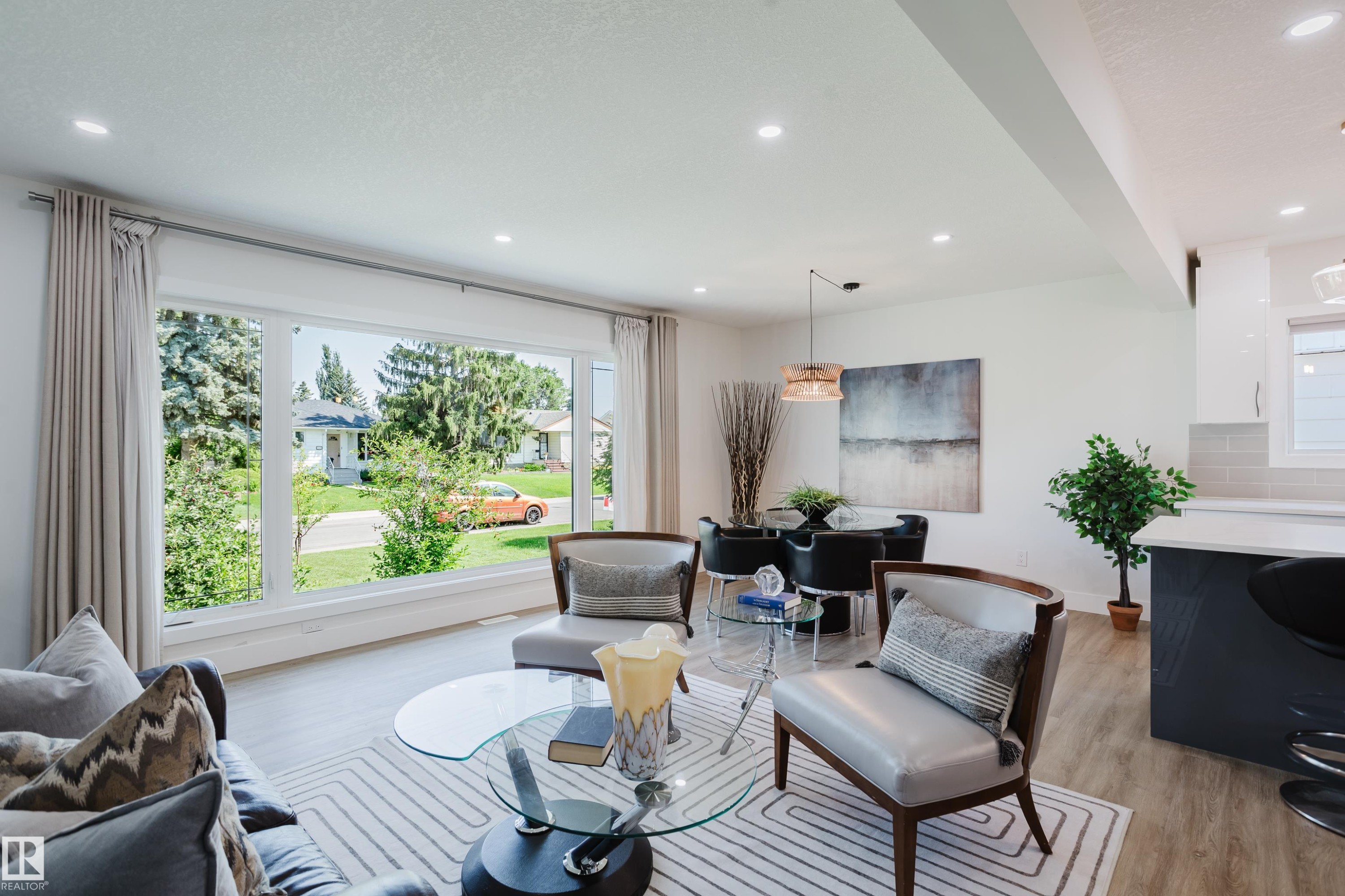 11455 111A Avenue Nw, Edmonton, AB - Indoor Photo Showing Living Room