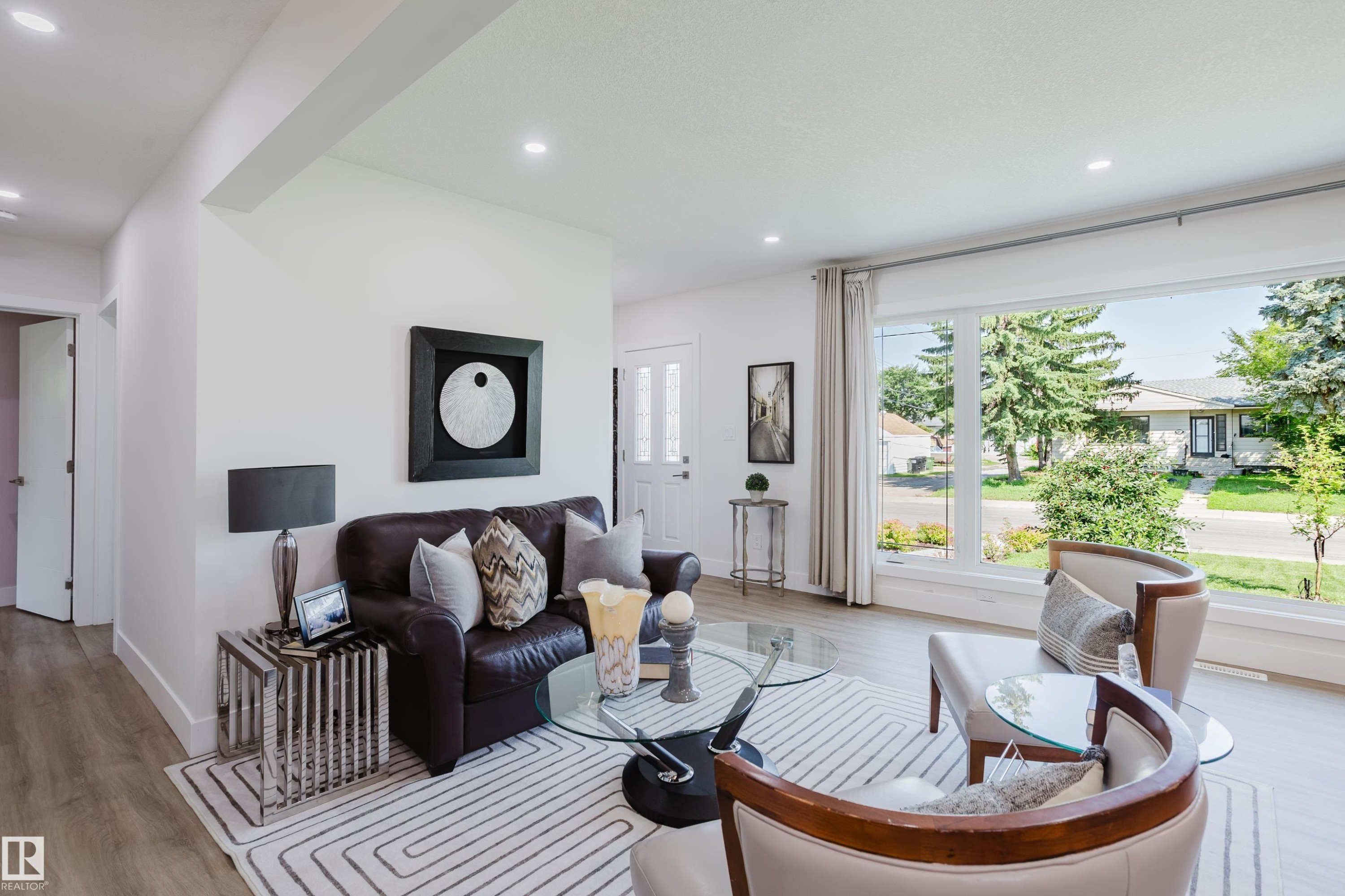 11455 111A Avenue Nw, Edmonton, AB - Indoor Photo Showing Living Room