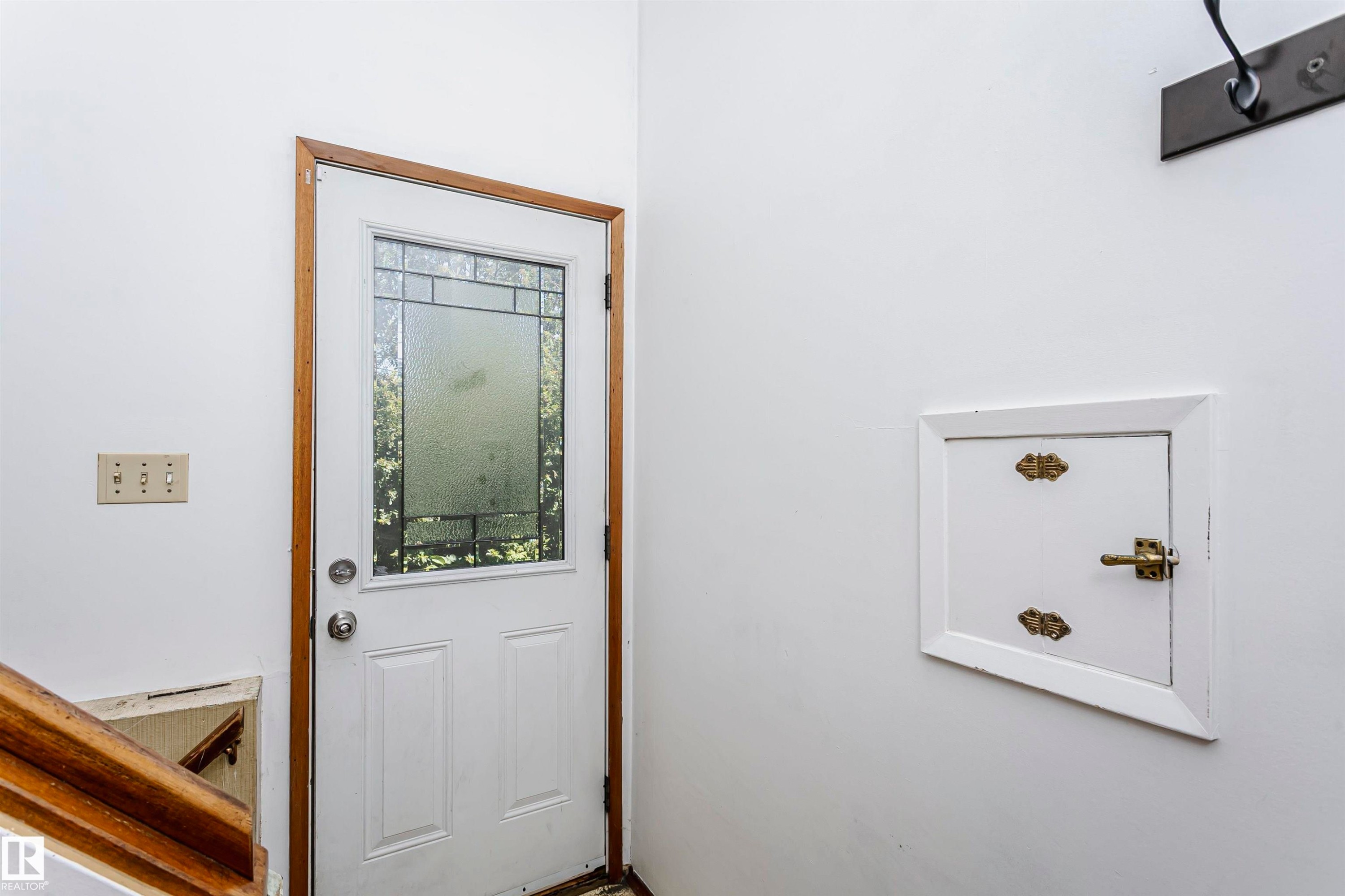 White entry door with decorative glass inserts - 11440 44A Avenue Nw, Edmonton, AB