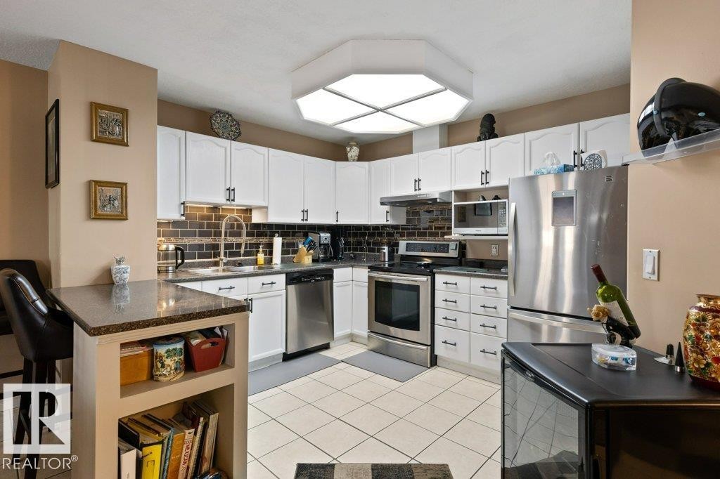 #307 3 Perron St, St. Albert, AB - Indoor Photo Showing Kitchen