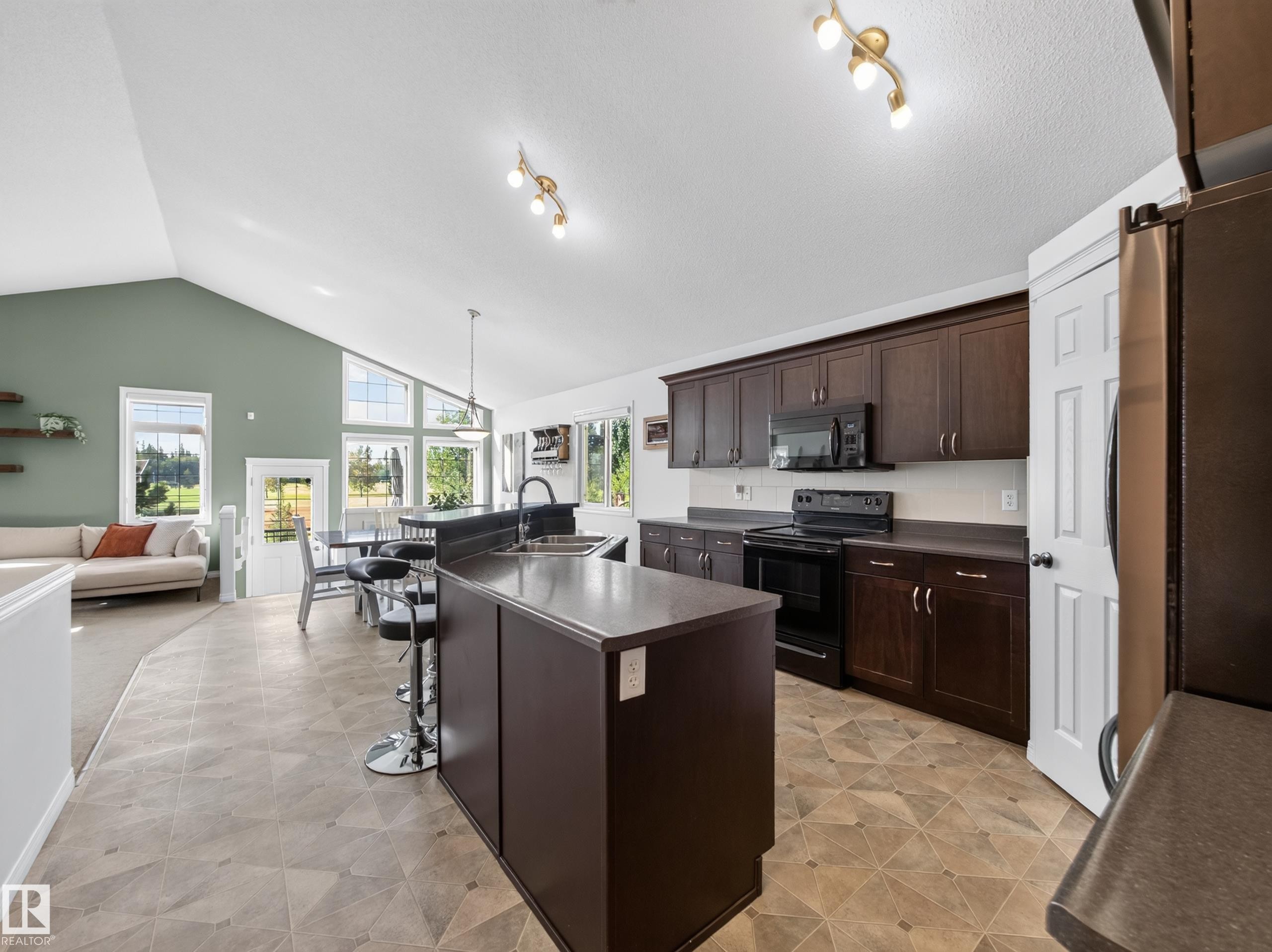 21315 58 Avenue Nw, Edmonton, AB