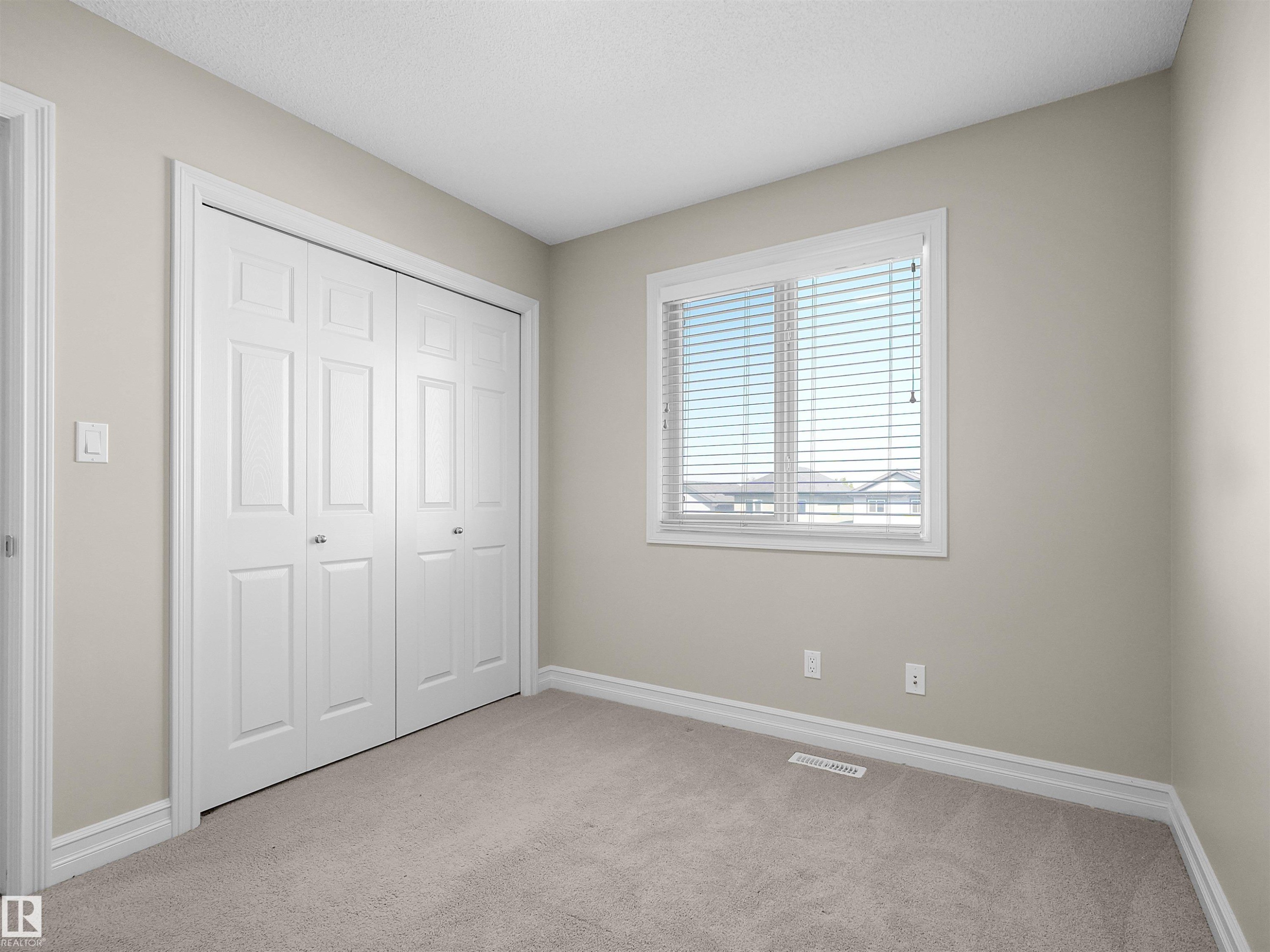 Neutral-toned walls complement plush carpeting - 5190 1B Avenue Sw, Edmonton, AB