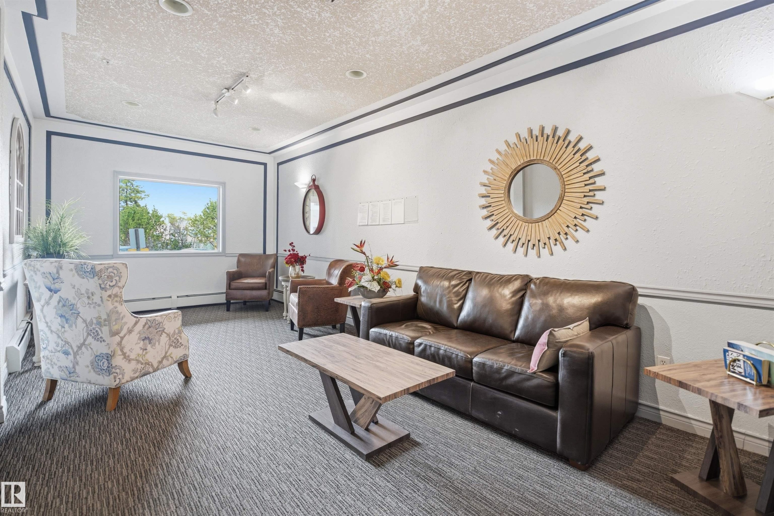 Recessed lighting, patterned carpeting, a large picture window, and crown molding accents - #124 10511 42 Av Nw, Edmonton, AB