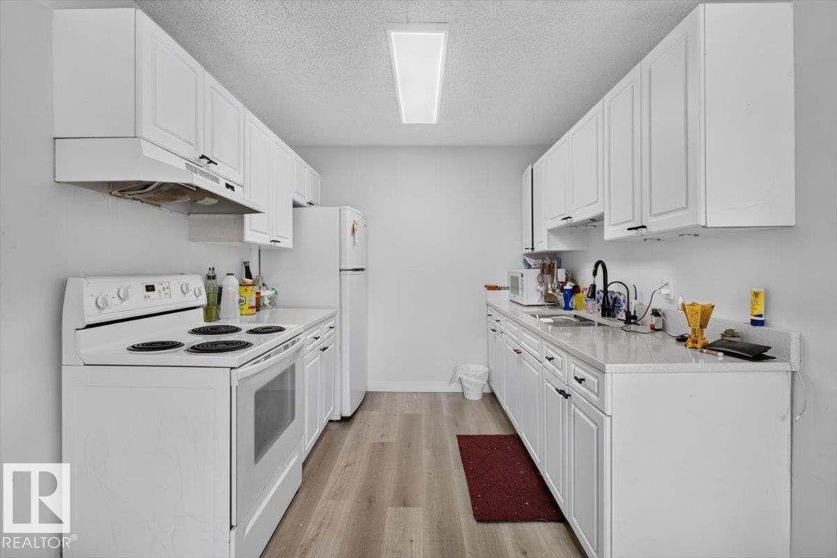1096 Millbourne Road Nw, Edmonton, AB - Indoor Photo Showing Kitchen
