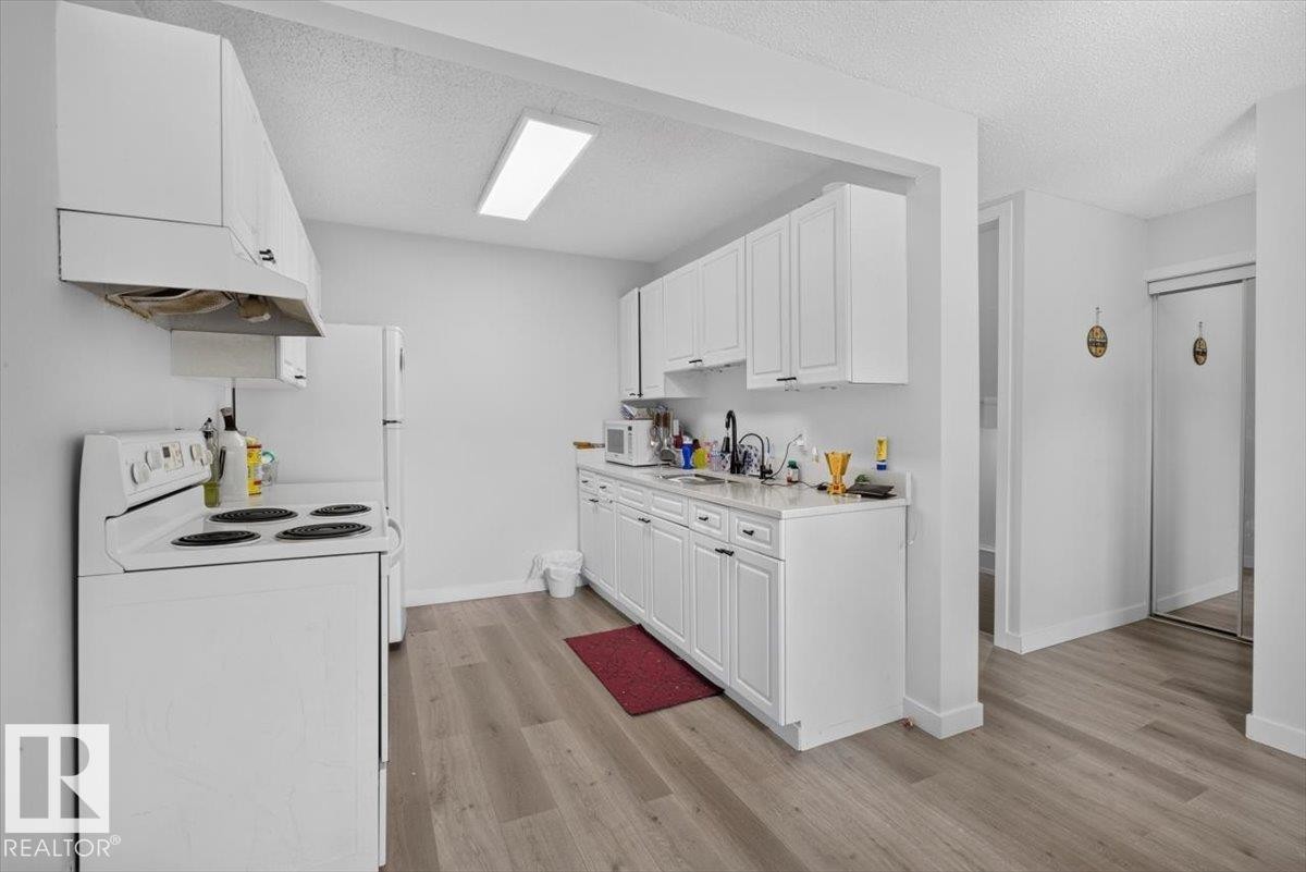 1096 Millbourne Road Nw, Edmonton, AB - Indoor Photo Showing Kitchen