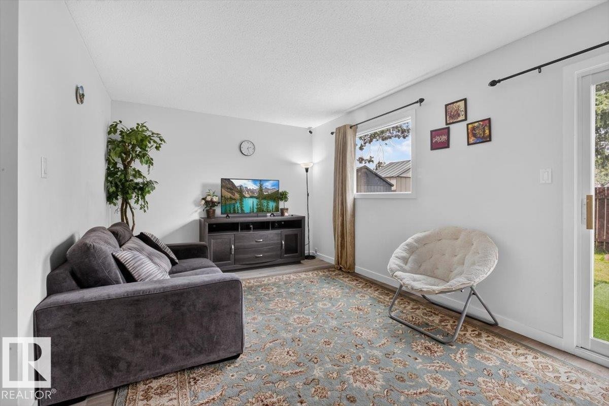1096 Millbourne Road Nw, Edmonton, AB - Indoor Photo Showing Other Room