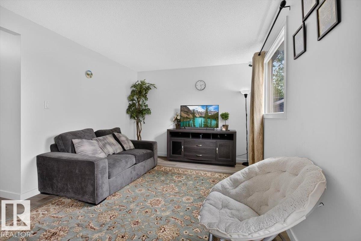 1096 Millbourne Road Nw, Edmonton, AB - Indoor Photo Showing Other Room