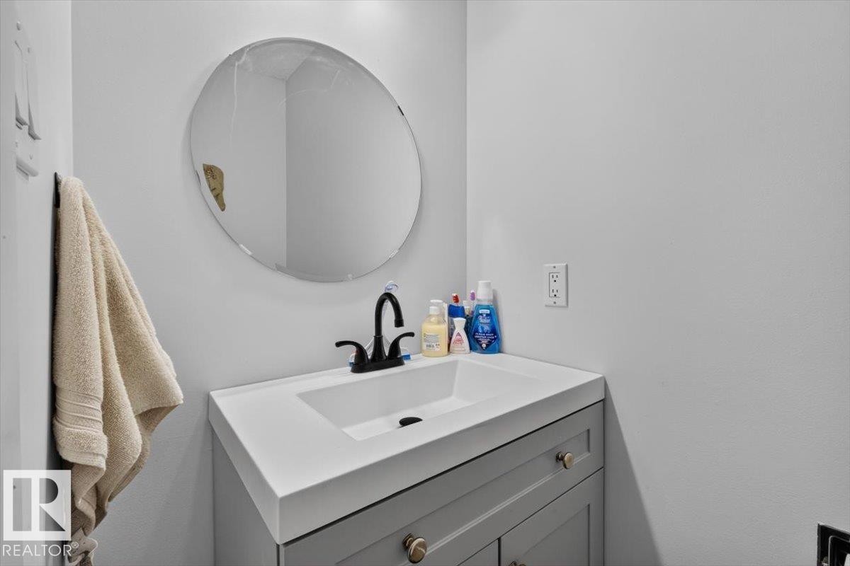 1096 Millbourne Road Nw, Edmonton, AB - Indoor Photo Showing Bathroom