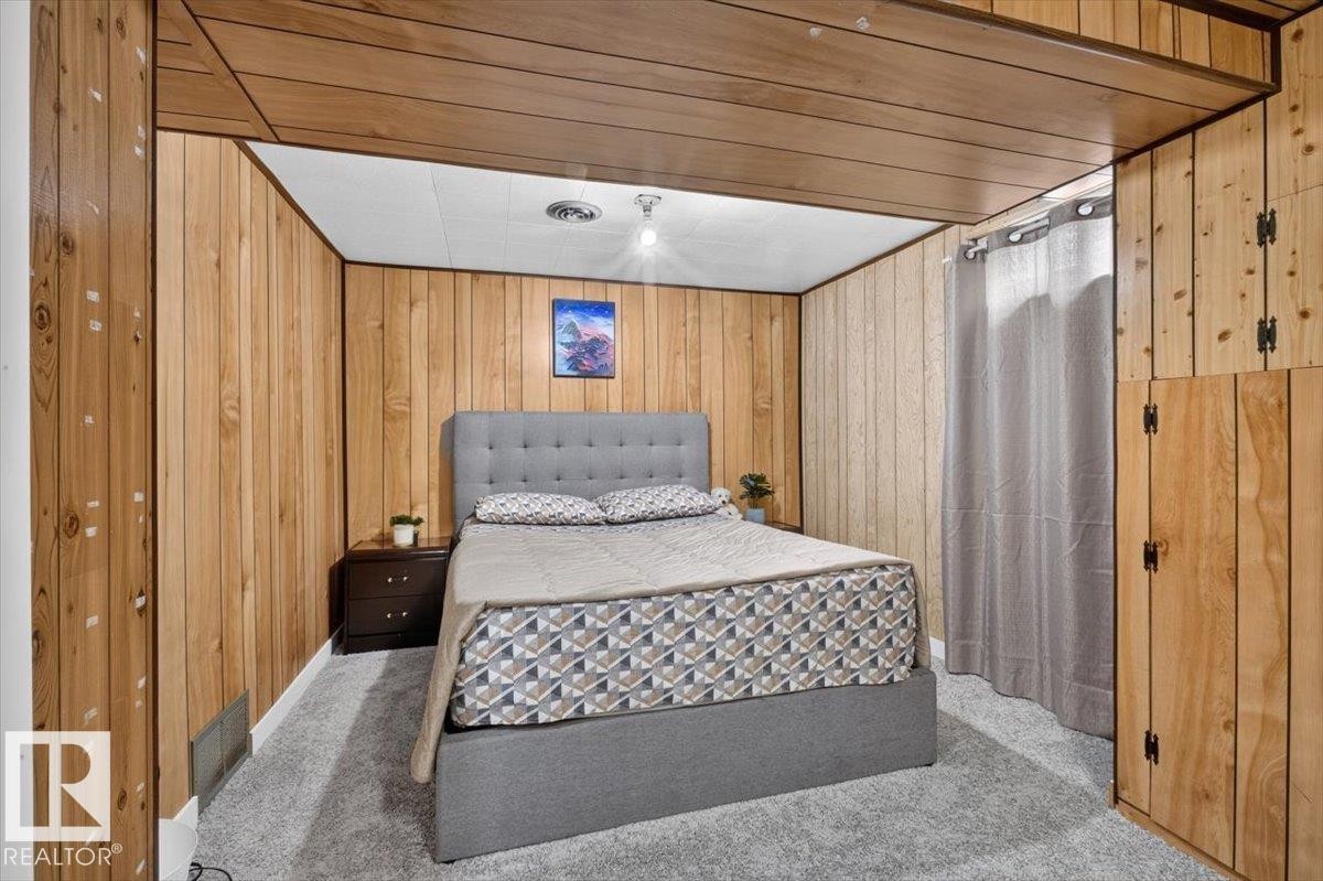 1096 Millbourne Road Nw, Edmonton, AB - Indoor Photo Showing Bedroom