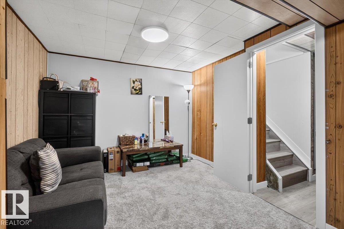 1096 Millbourne Road Nw, Edmonton, AB - Indoor Photo Showing Other Room
