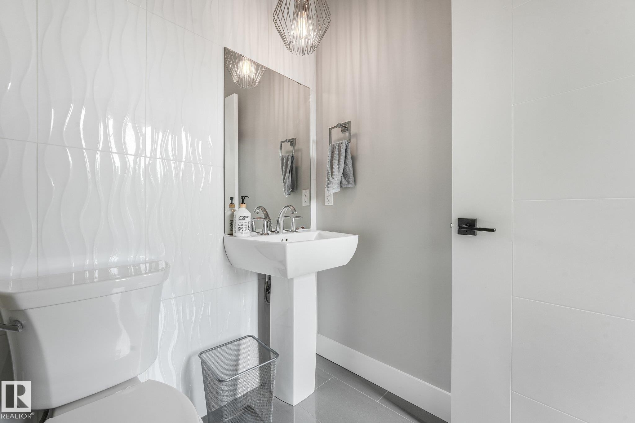 8715 83 Avenue Nw, Edmonton, AB
