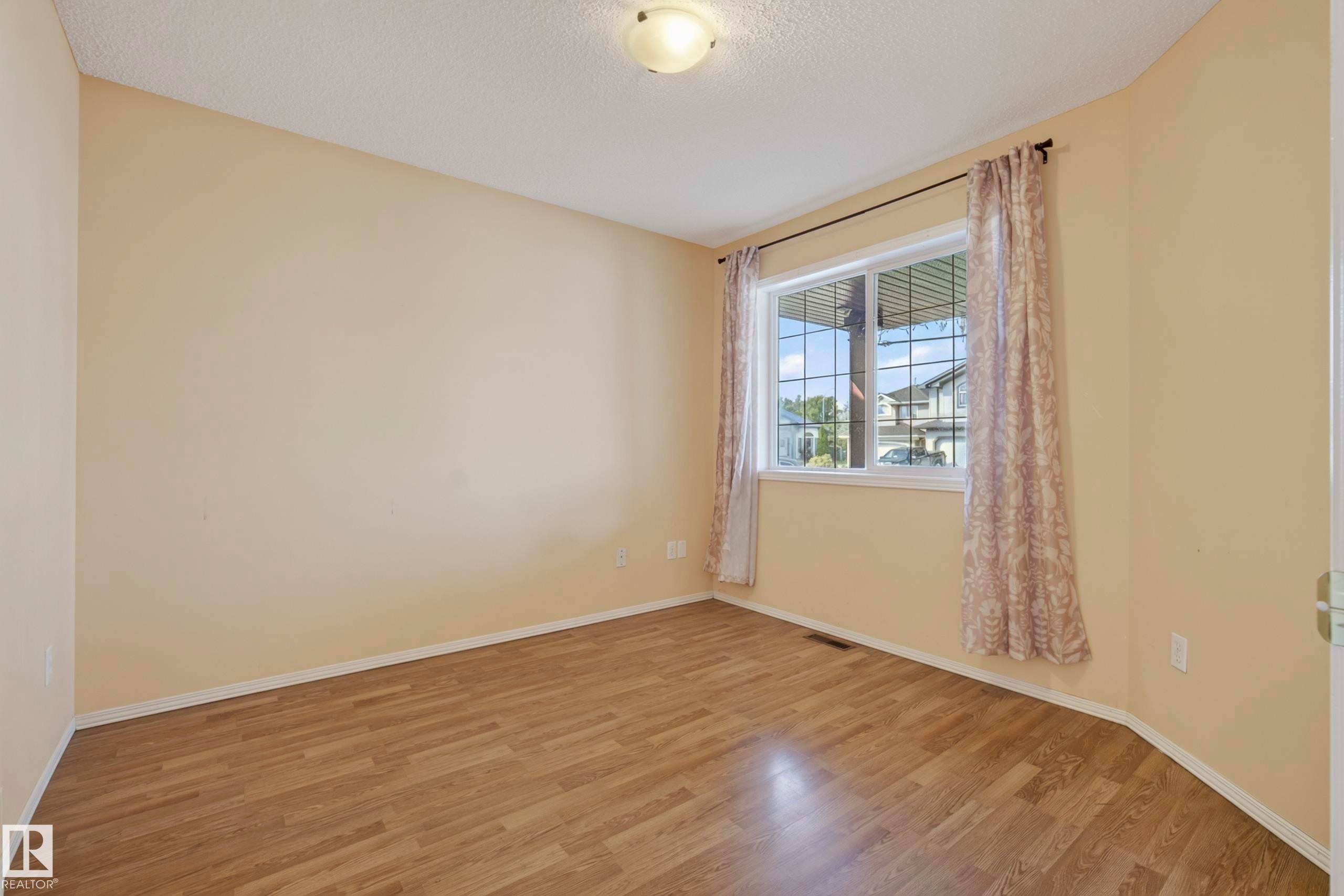 Wood-finish flooring with a horizontal orientation - 15213 49A Street Nw, Edmonton, AB