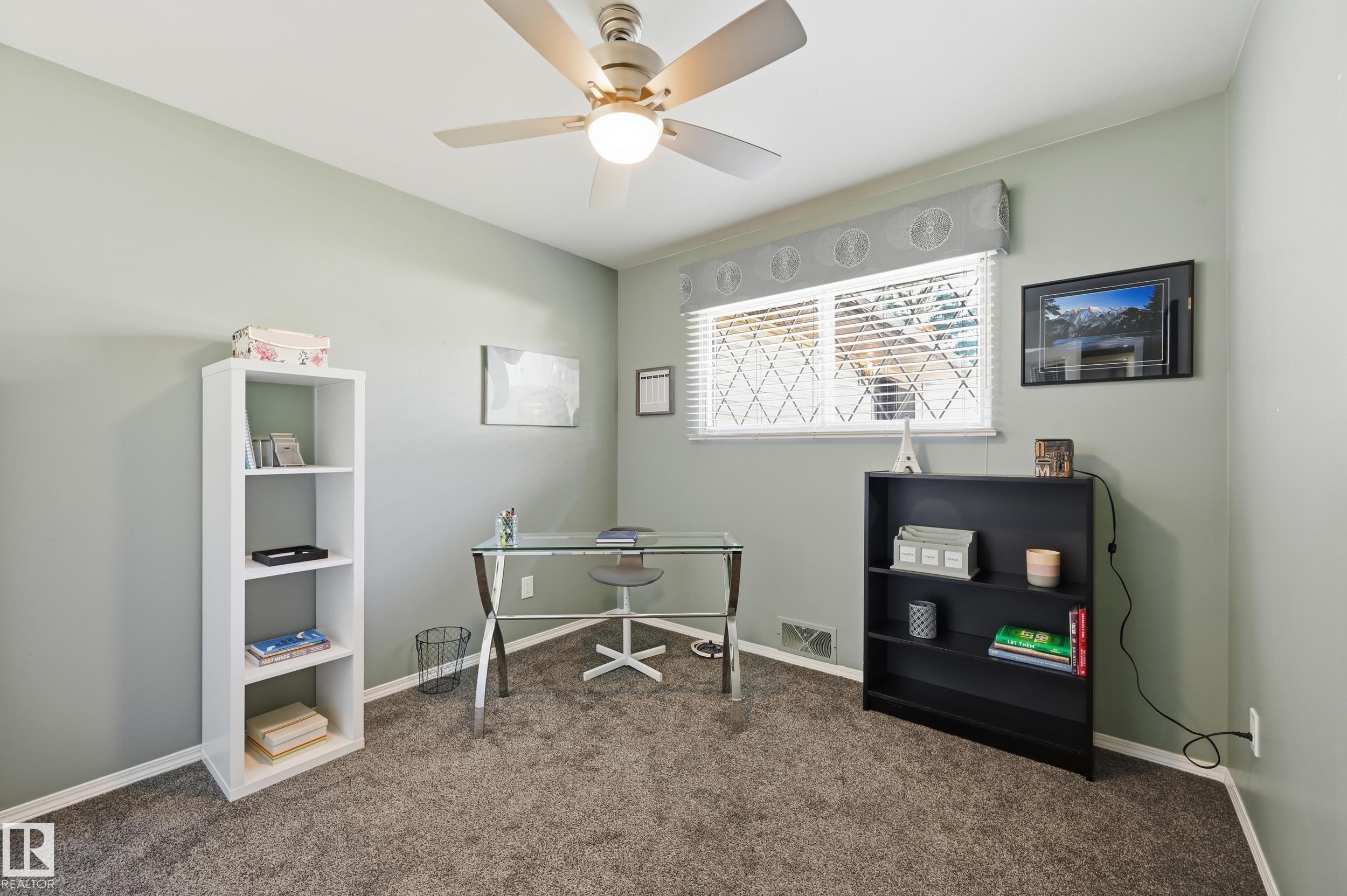 Recessed window with horizontal blinds, overhead ceiling fan with light fixture, and carpeted flooring - 10552 45 Street Nw, Edmonton, AB