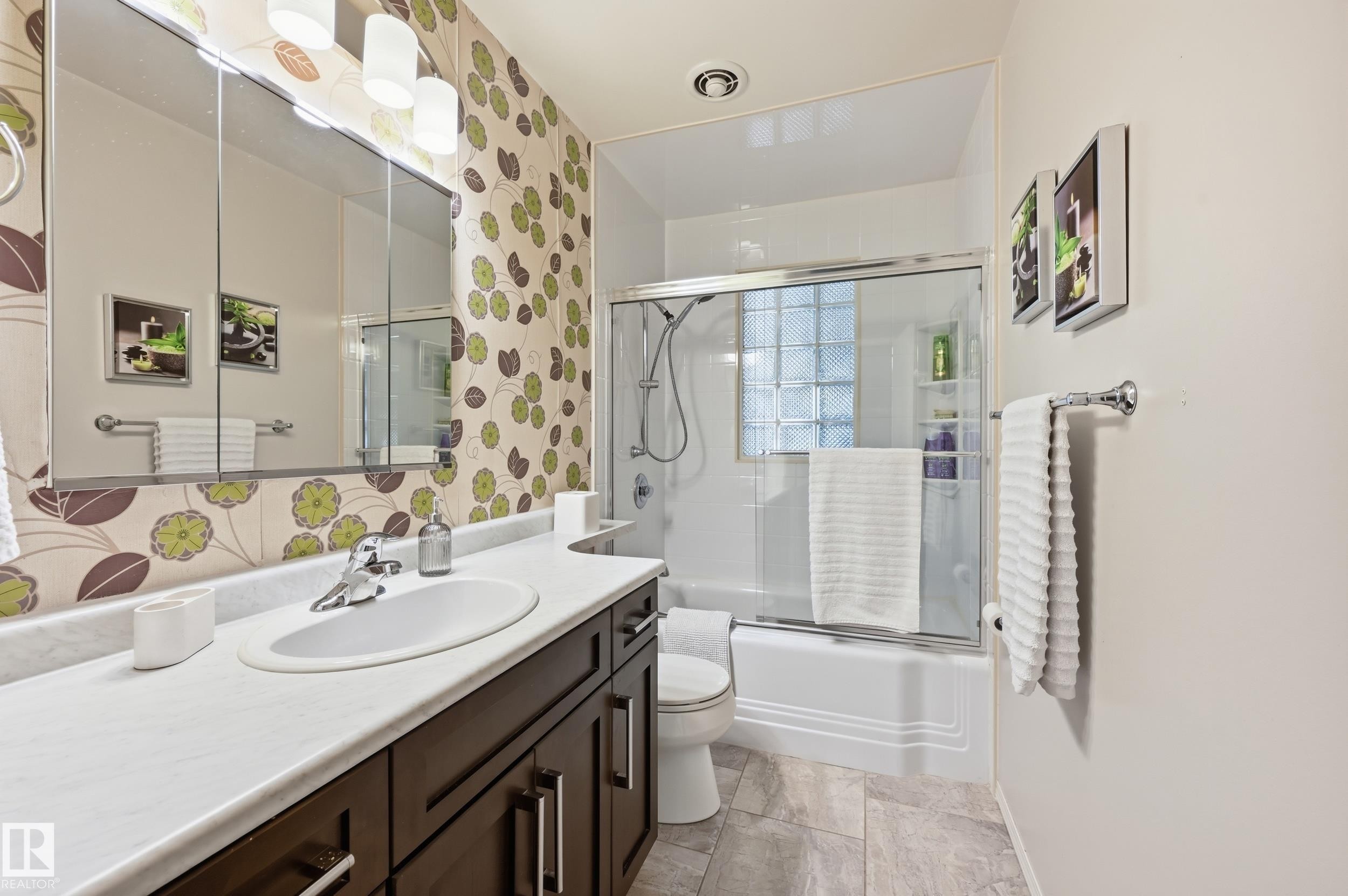 White vanity countertop with an integrated oval sink and chrome faucet - 10552 45 Street Nw, Edmonton, AB