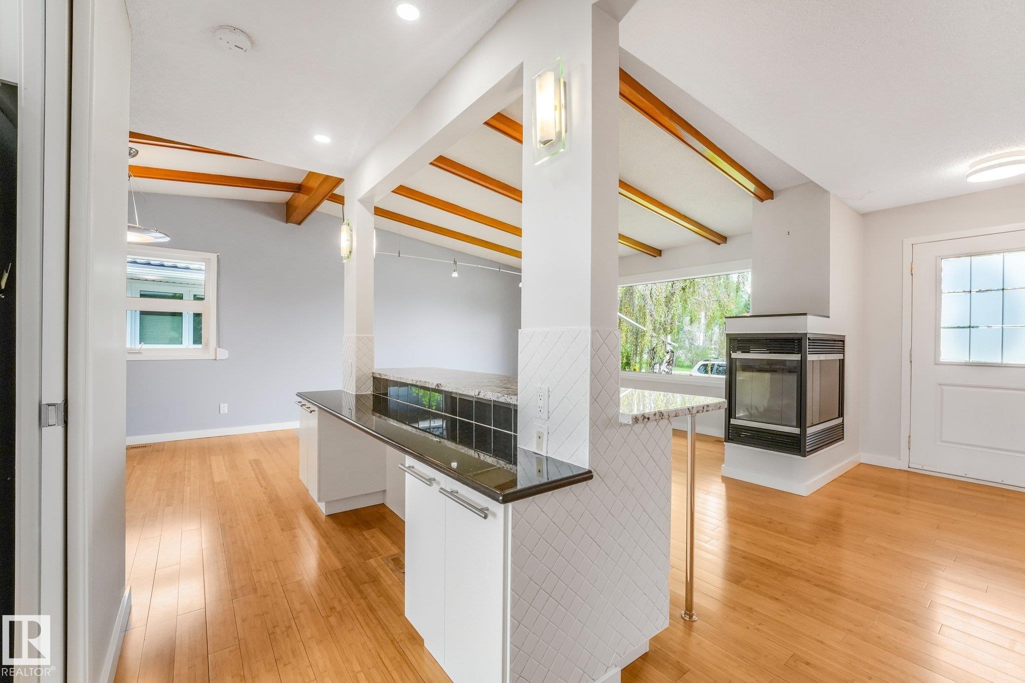 4812 Malmo Road Nw, Edmonton, AB - Indoor Photo Showing Kitchen