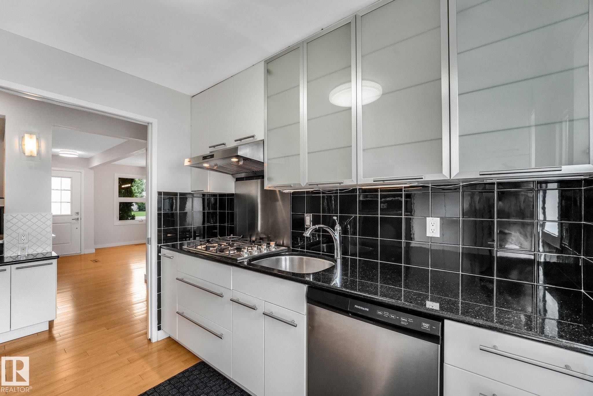 4812 Malmo Road Nw, Edmonton, AB - Indoor Photo Showing Kitchen