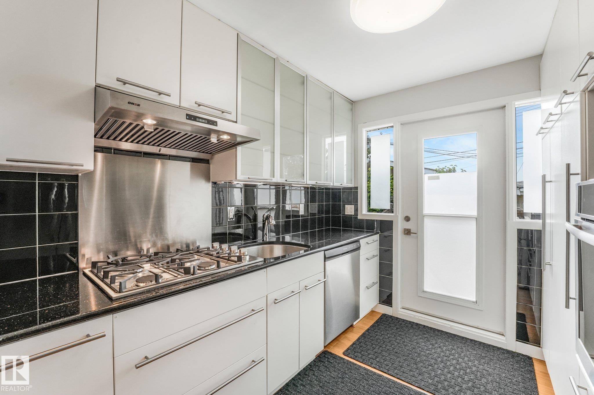 4812 Malmo Road Nw, Edmonton, AB - Indoor Photo Showing Kitchen