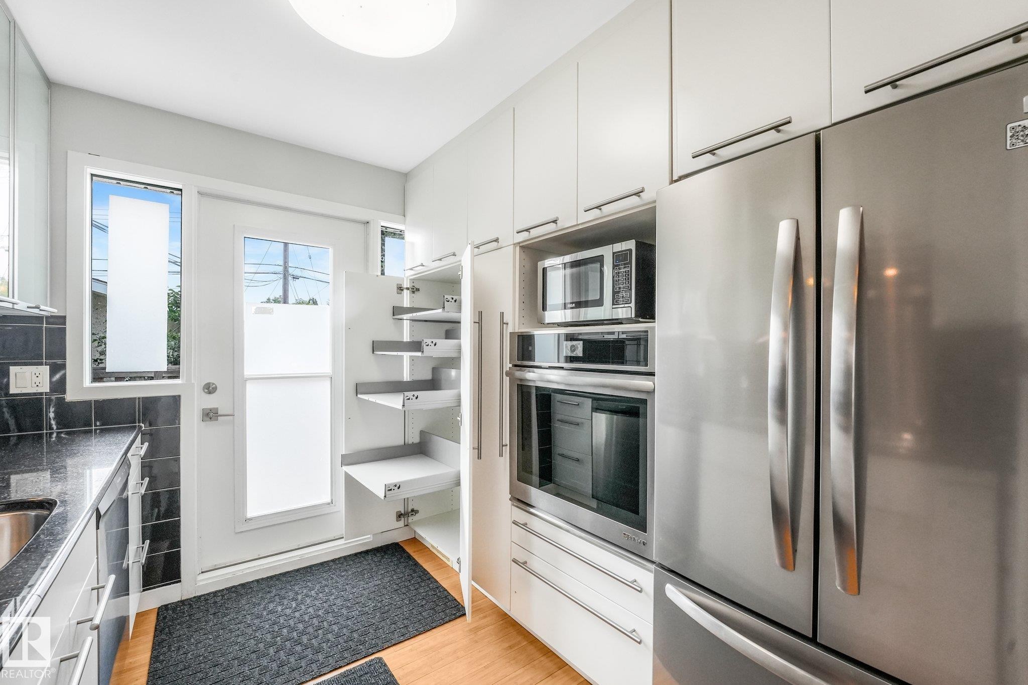 4812 Malmo Road Nw, Edmonton, AB - Indoor Photo Showing Kitchen With Stainless Steel Kitchen With Upgraded Kitchen