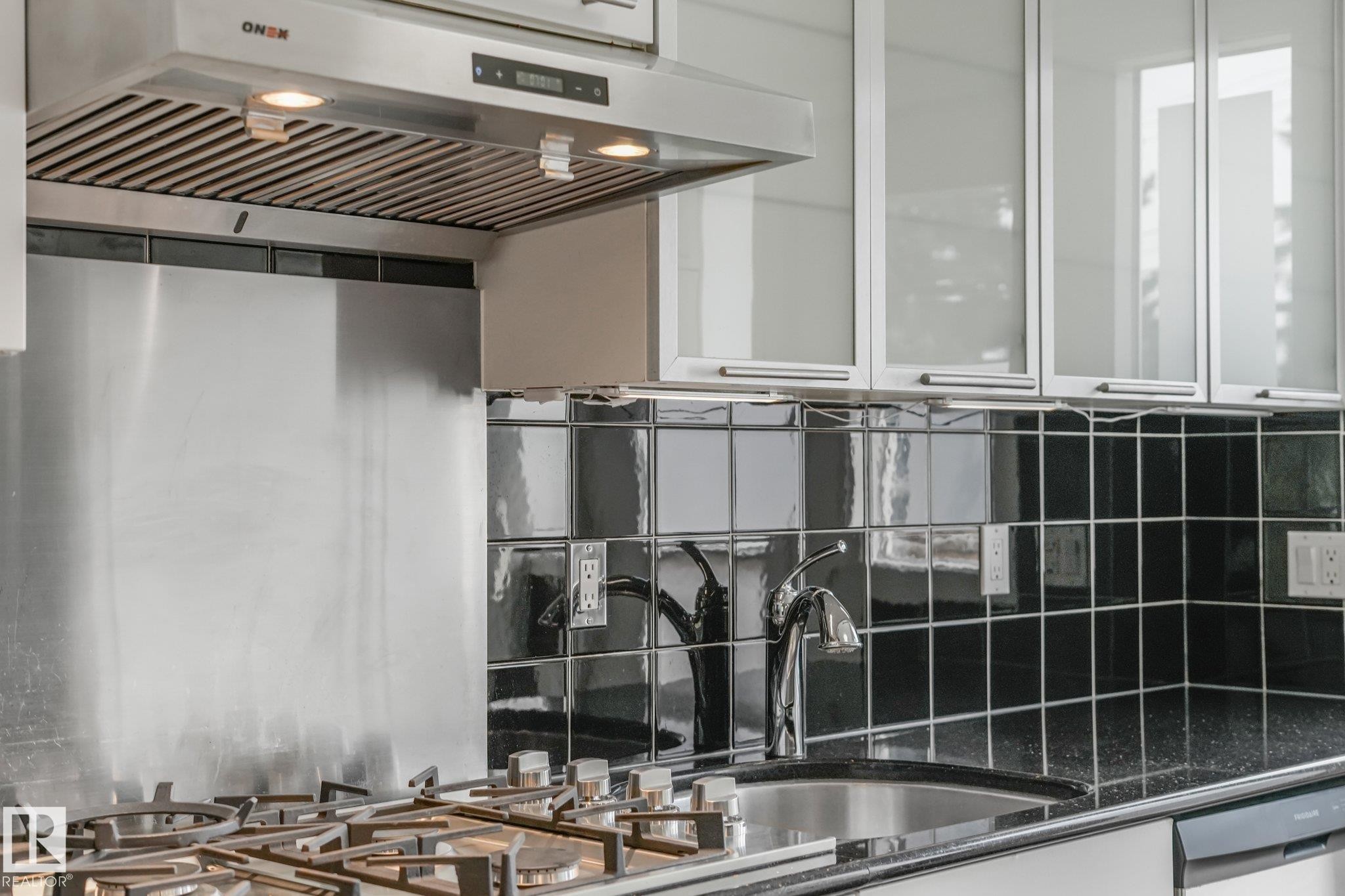 4812 Malmo Road Nw, Edmonton, AB - Indoor Photo Showing Kitchen