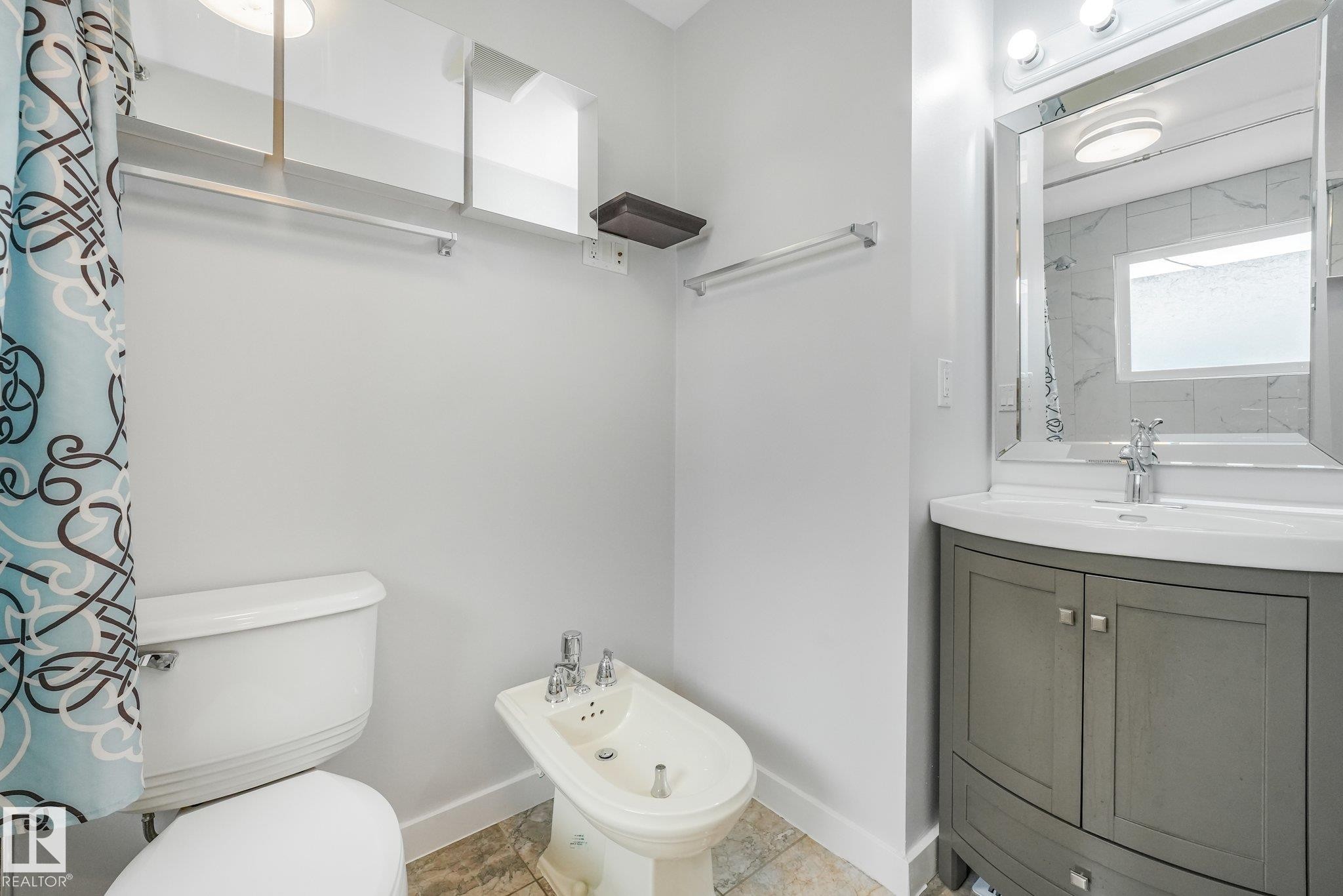 4812 Malmo Road Nw, Edmonton, AB - Indoor Photo Showing Bathroom