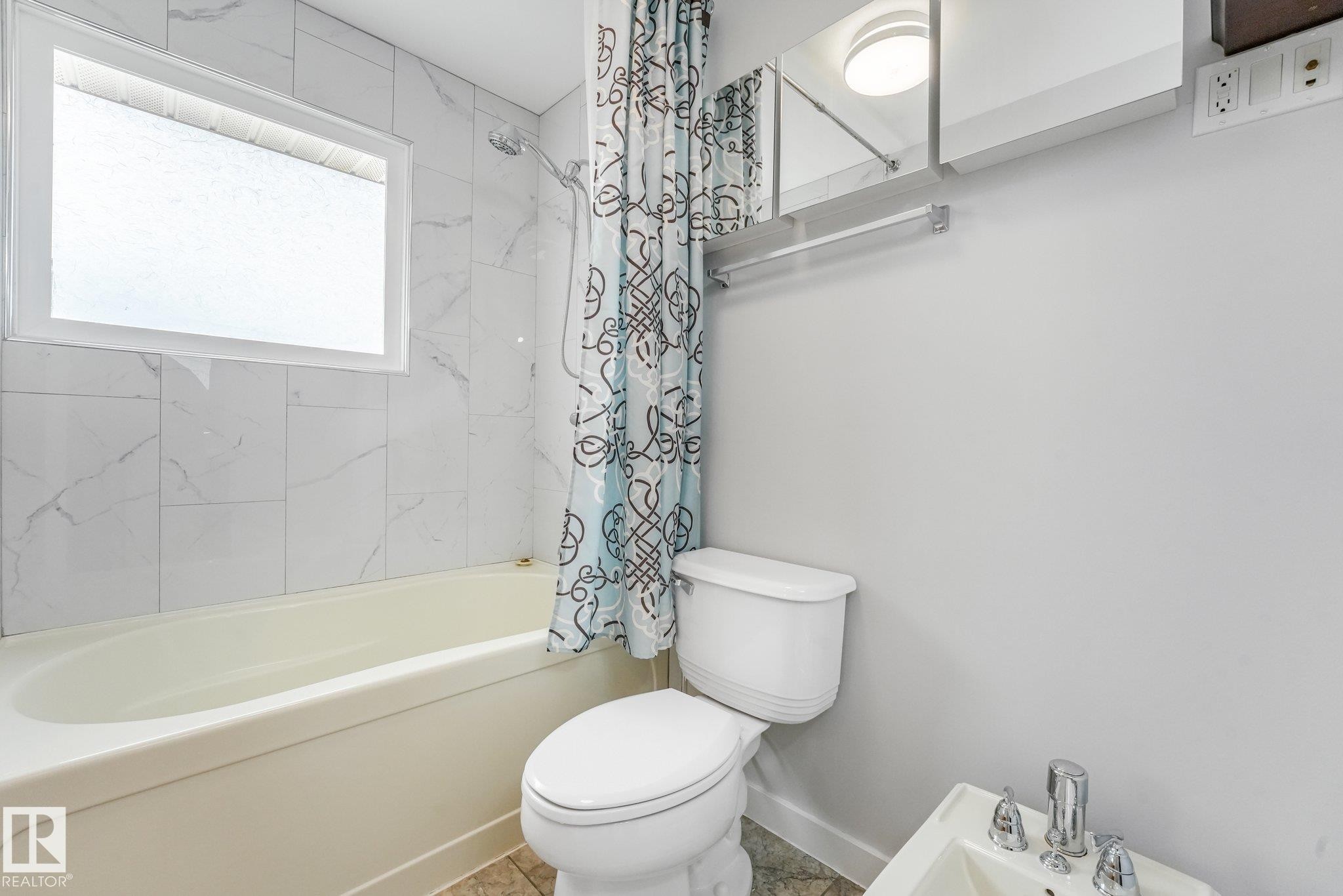 4812 Malmo Road Nw, Edmonton, AB - Indoor Photo Showing Bathroom