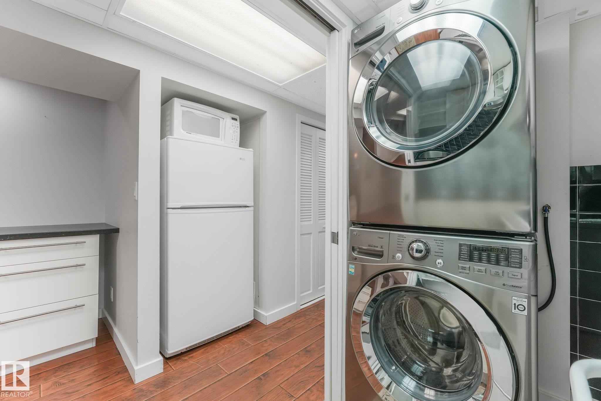 4812 Malmo Road Nw, Edmonton, AB - Indoor Photo Showing Laundry Room