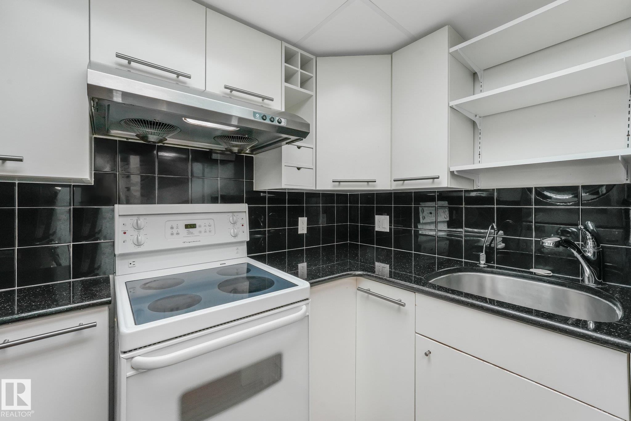 4812 Malmo Road Nw, Edmonton, AB - Indoor Photo Showing Kitchen