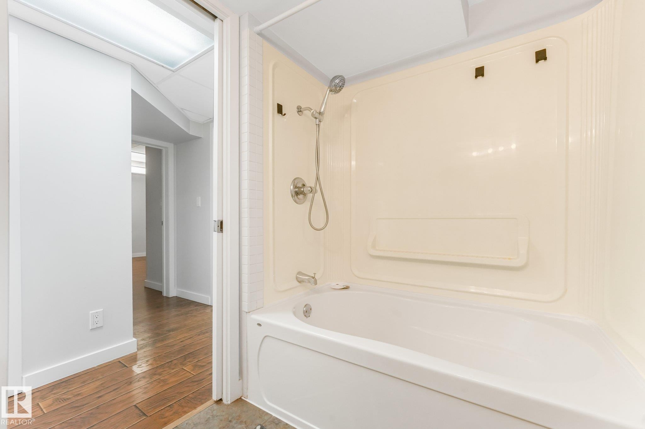 4812 Malmo Road Nw, Edmonton, AB - Indoor Photo Showing Bathroom