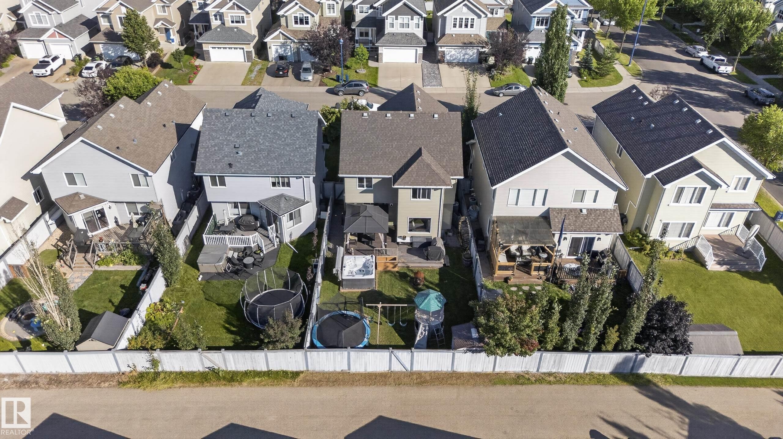 Fenced backyard with a private deck - 1332 72 Street Sw, Edmonton, AB